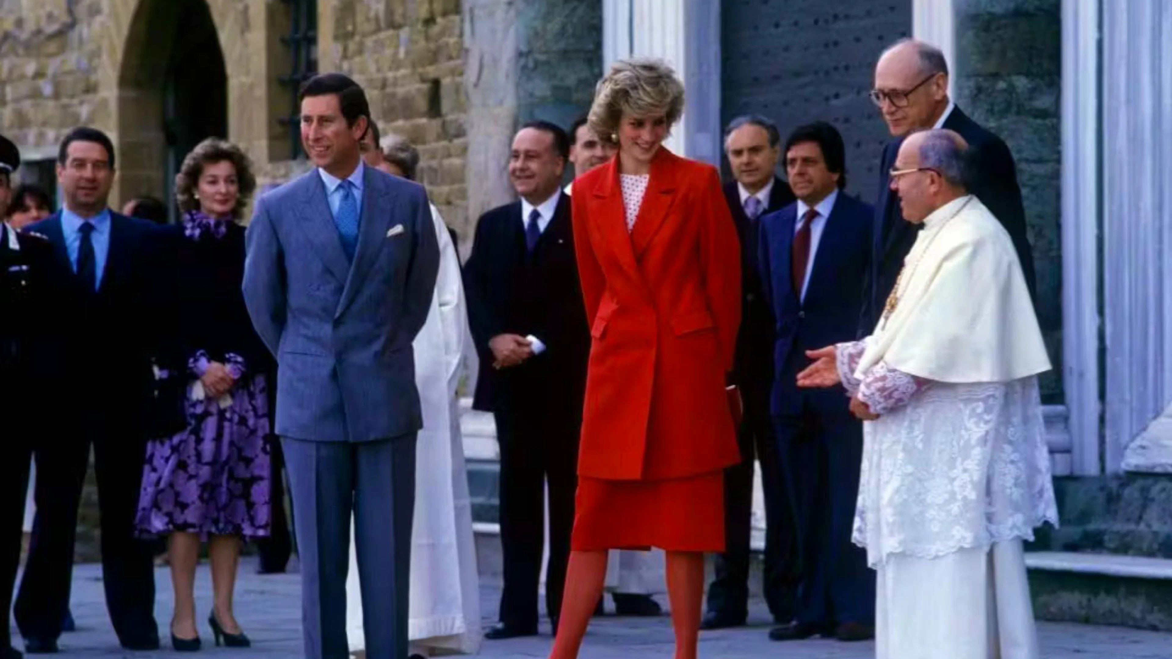 La princesse Diana, pionnière en la matière, savait déjà comment arborer la tendance dans les années 80. Elle avait créé un look monochrome audacieux grâce à des collants rouges lorsqu'elle avait visité une église restaurée à Florence en avril 1985 avec le prince Charles.