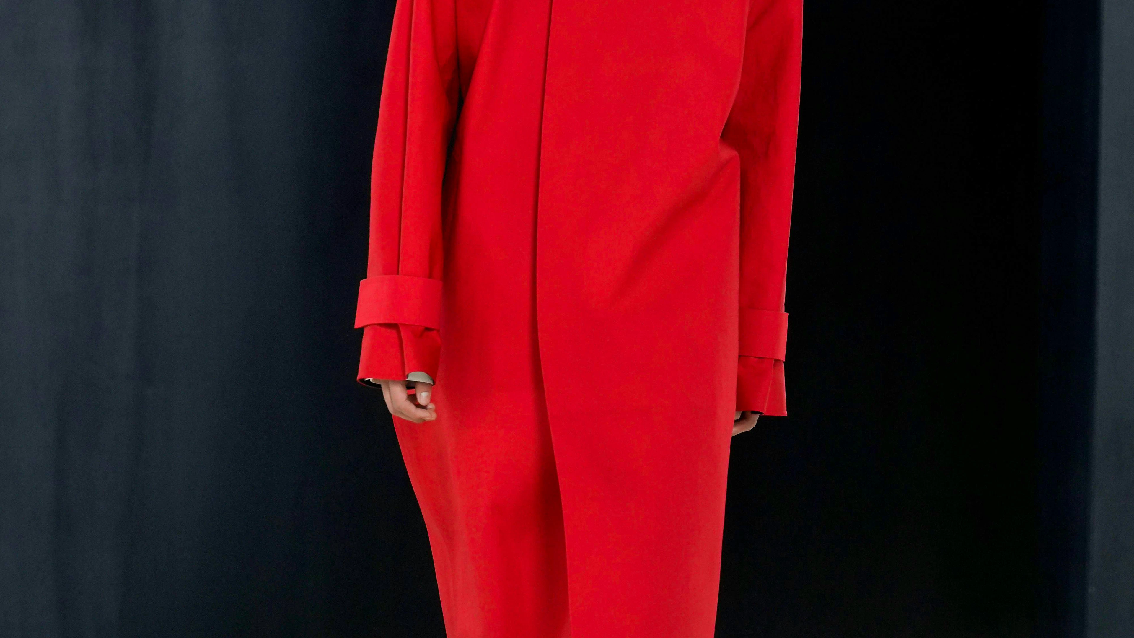 Le rouge s'impose aussi chez les hommes en all-over look. Salvatore Ferragamo a tout de même ajouté du noir et du blanc à son look.