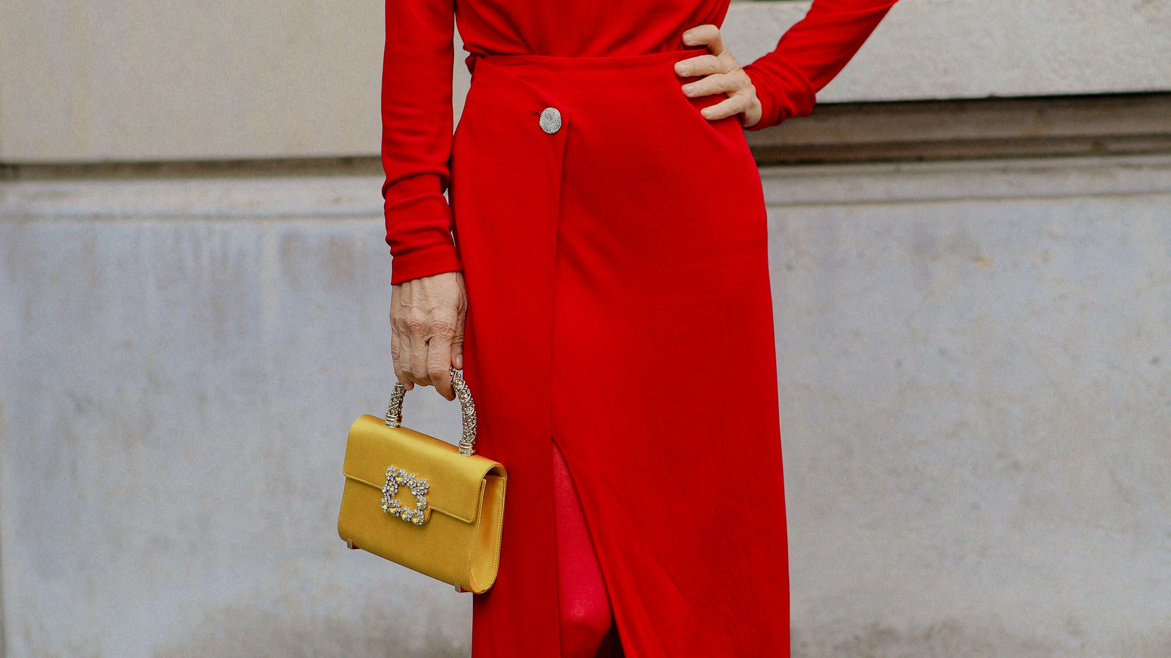 Un peu d'audace est de toute façon nécessaire pour ce style. L'actrice Philippine Leroy-Beaulieu, connue pour son rôle dans «Emily in Paris», mise sur le rouge all over, mais ajoute des touches de moutarde lorsqu'elle visite le défilé Roger Vivier à Paris.