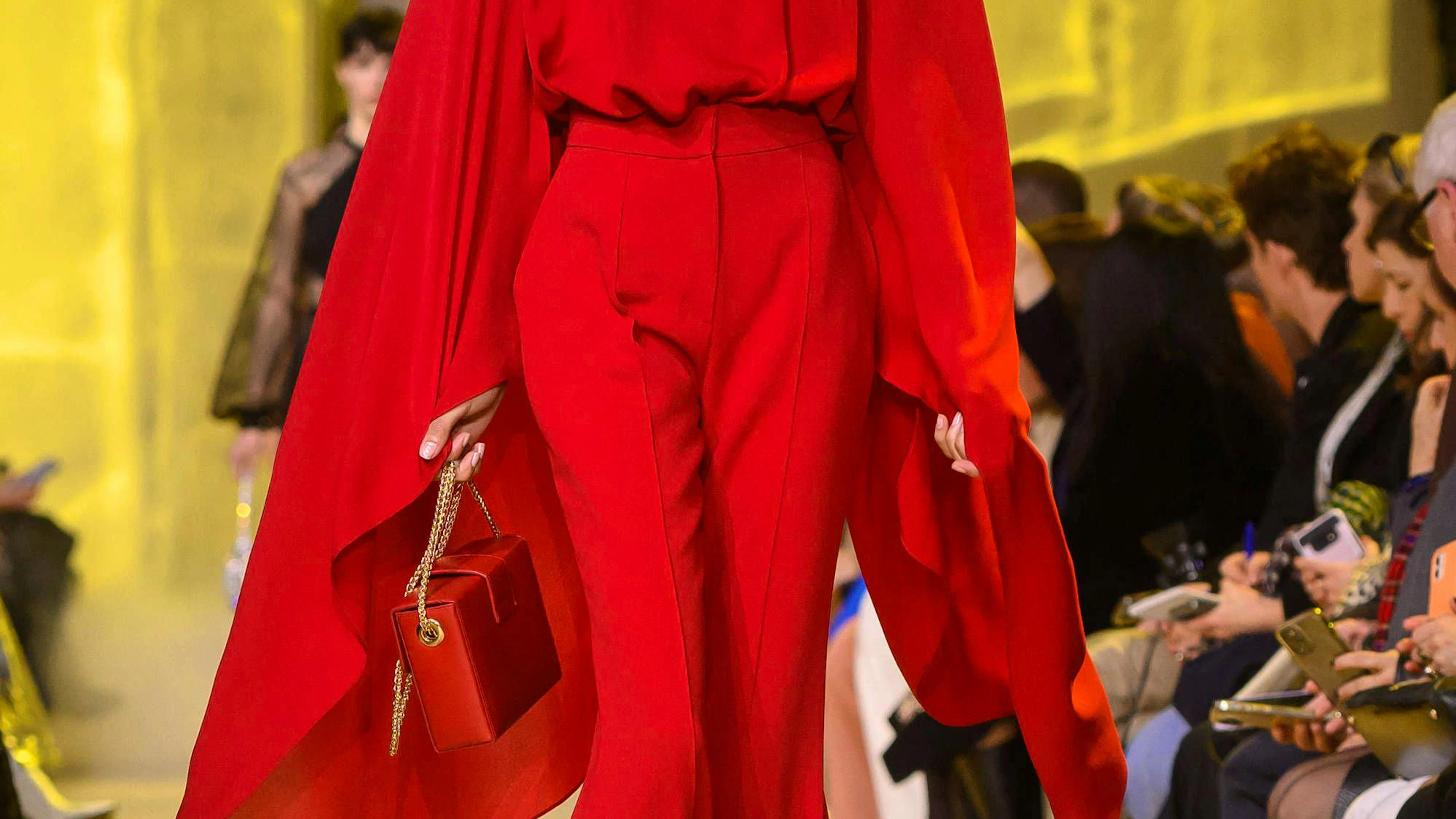 Cet automne-hiver, le monde de la mode voit rouge. De la tête aux pieds, comme ici chez Elie Saab.