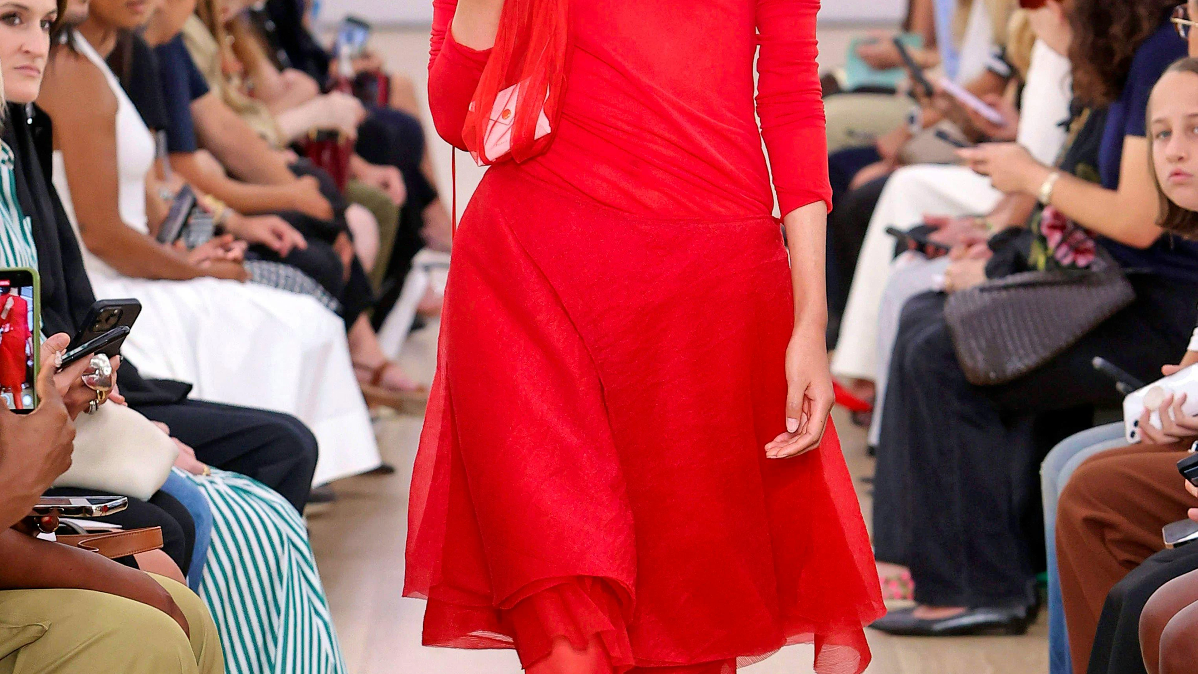 Pour le style monochrome en vogue, les collants rouges arrivent à point nommé. Selon les créateurs comme Proenza Schouler, la tendance sera toujours là le printemps prochain.