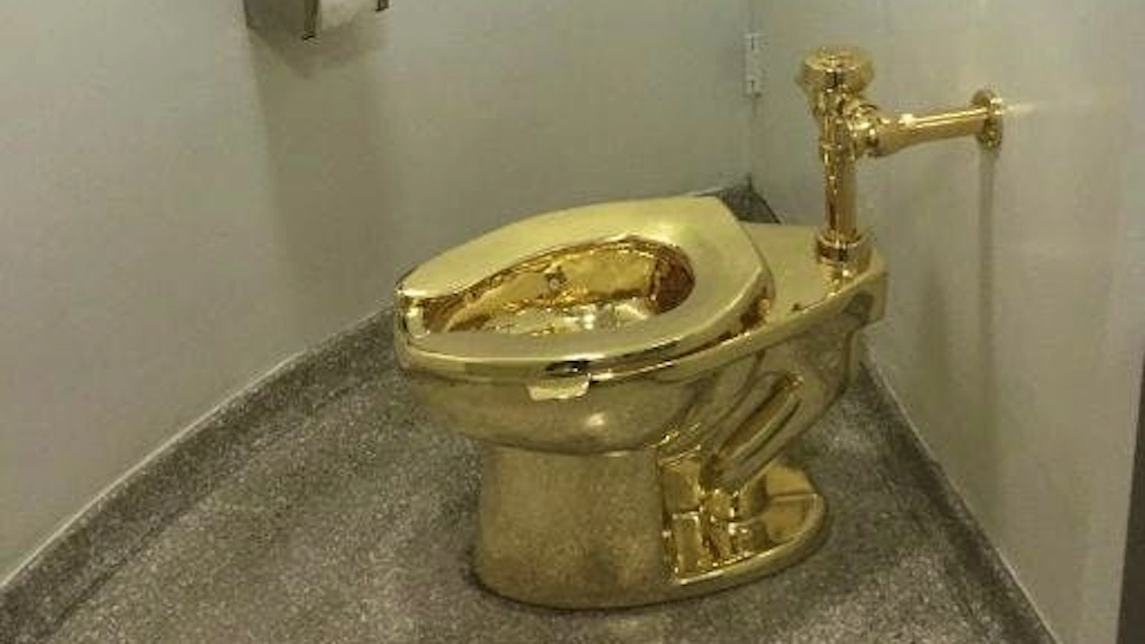 Le WC en or massif de Maurizio Cattelan exposé au musée Guggenheim de New York en septembre 2016