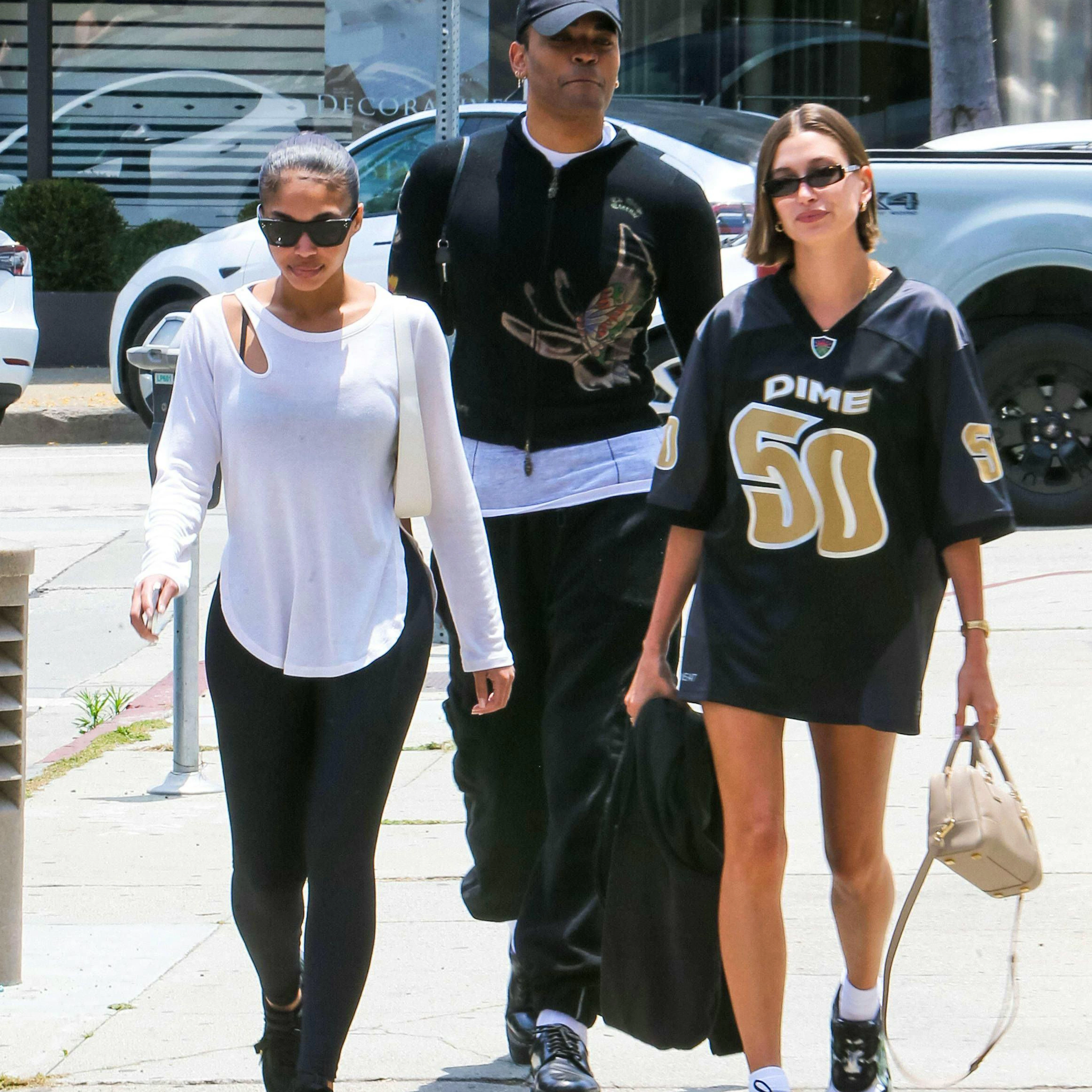 La femme de Justin Bieber dans un t-shirt sportswear oversized qu'elle porte façon robe.&nbsp;&nbsp;
