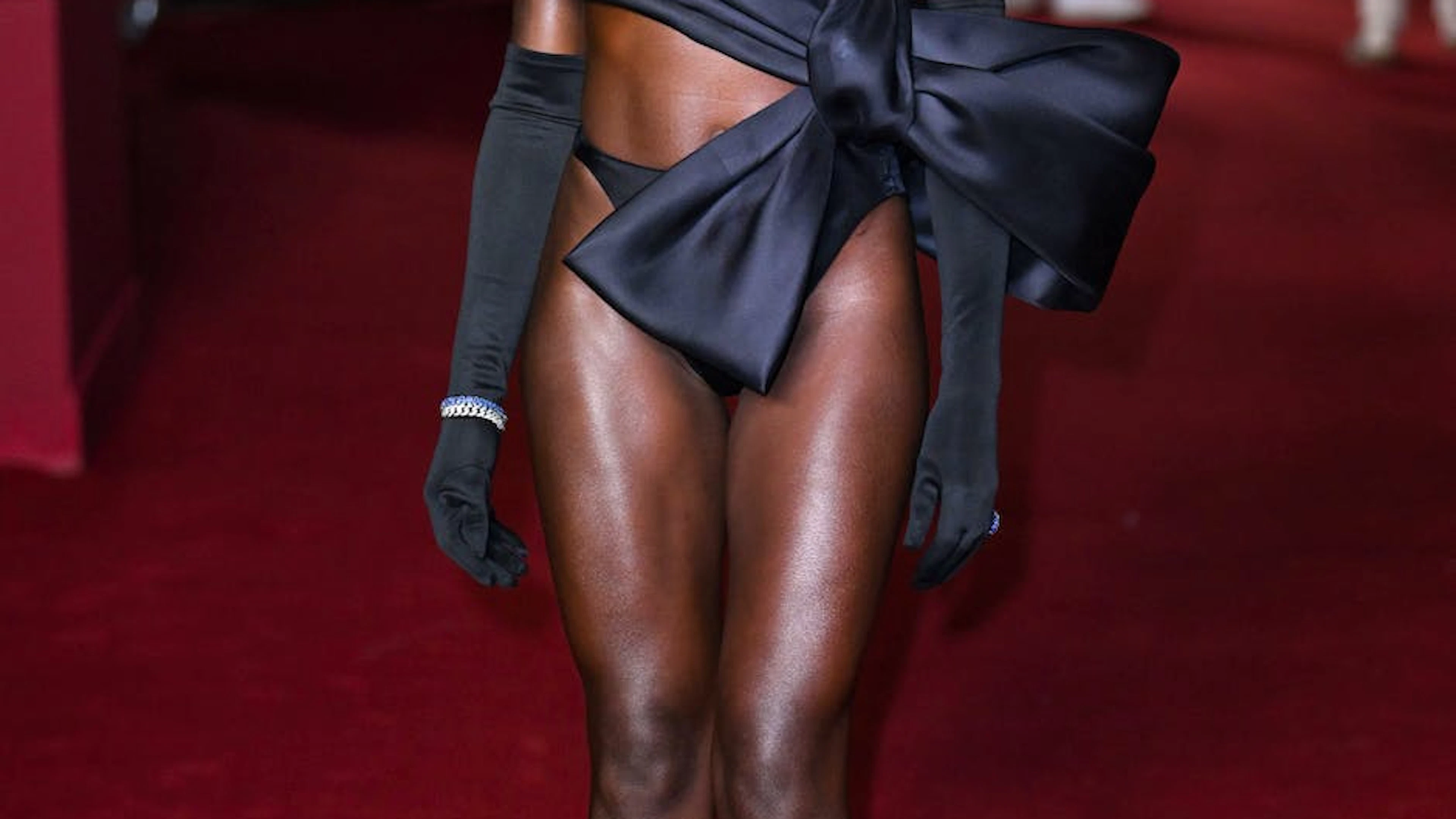 Mais en 2023 la tendance sans pantalon est allée plus loin. L'actrice Jodie Turner Smith porte sur le tapis rouge du Vogue World event une pièce couture avec un noeud géant sur le côté et... met sa culotte au grand jour.