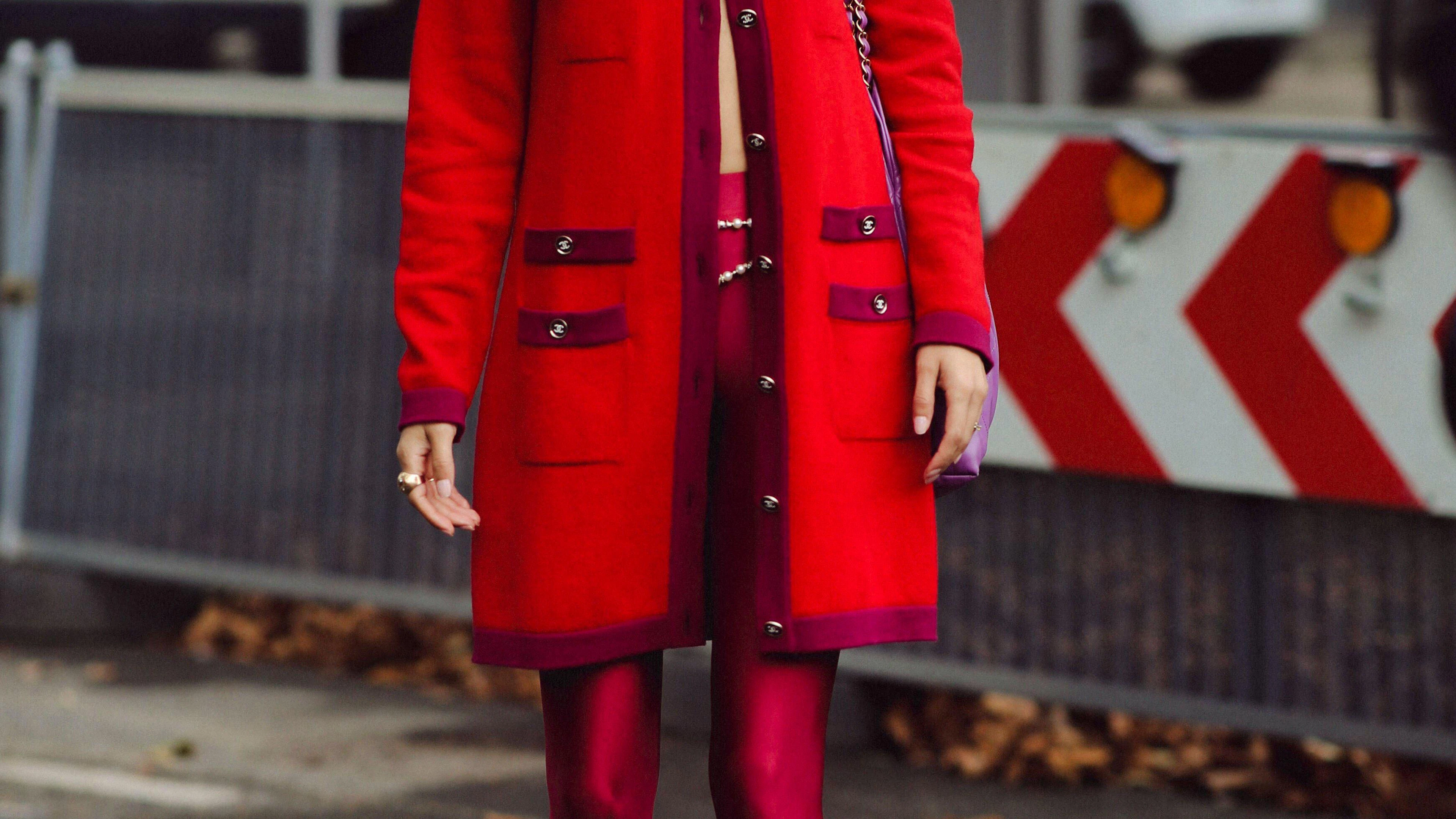 En attendant les beaux jours, l'influenceuse Fer Millan affiche ses collants rouges sous une veste.