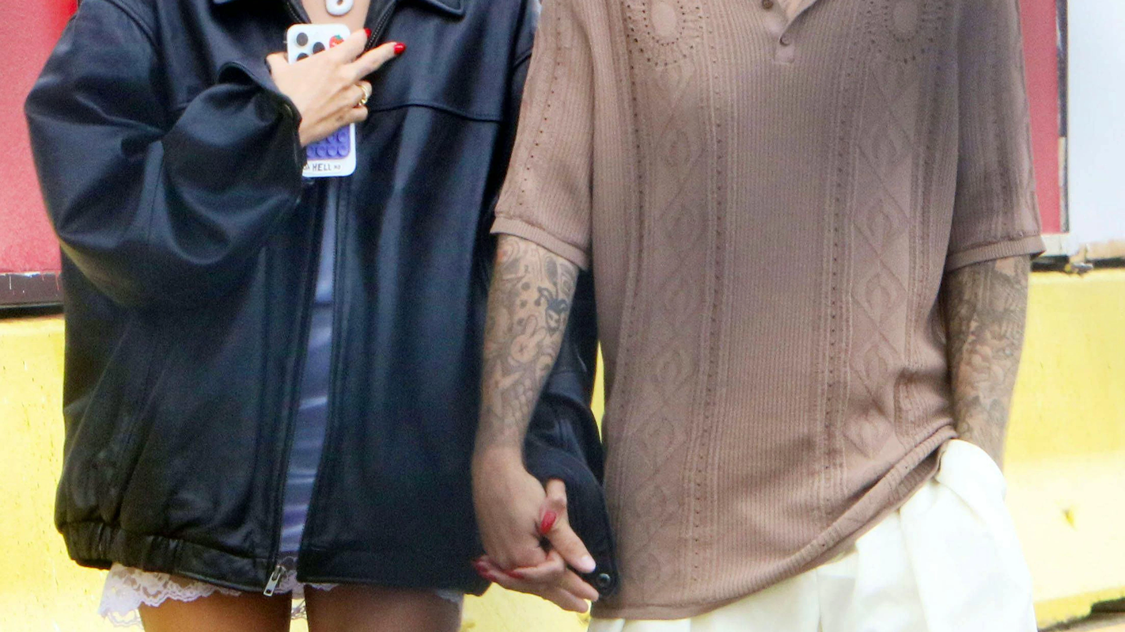 Les influenceuses mode ont déjà succombé au look sans le bas. Hailey Bieber l'arborait déjà en août 2023, arborant une veste oversized sur un haut en dentelle blanc.