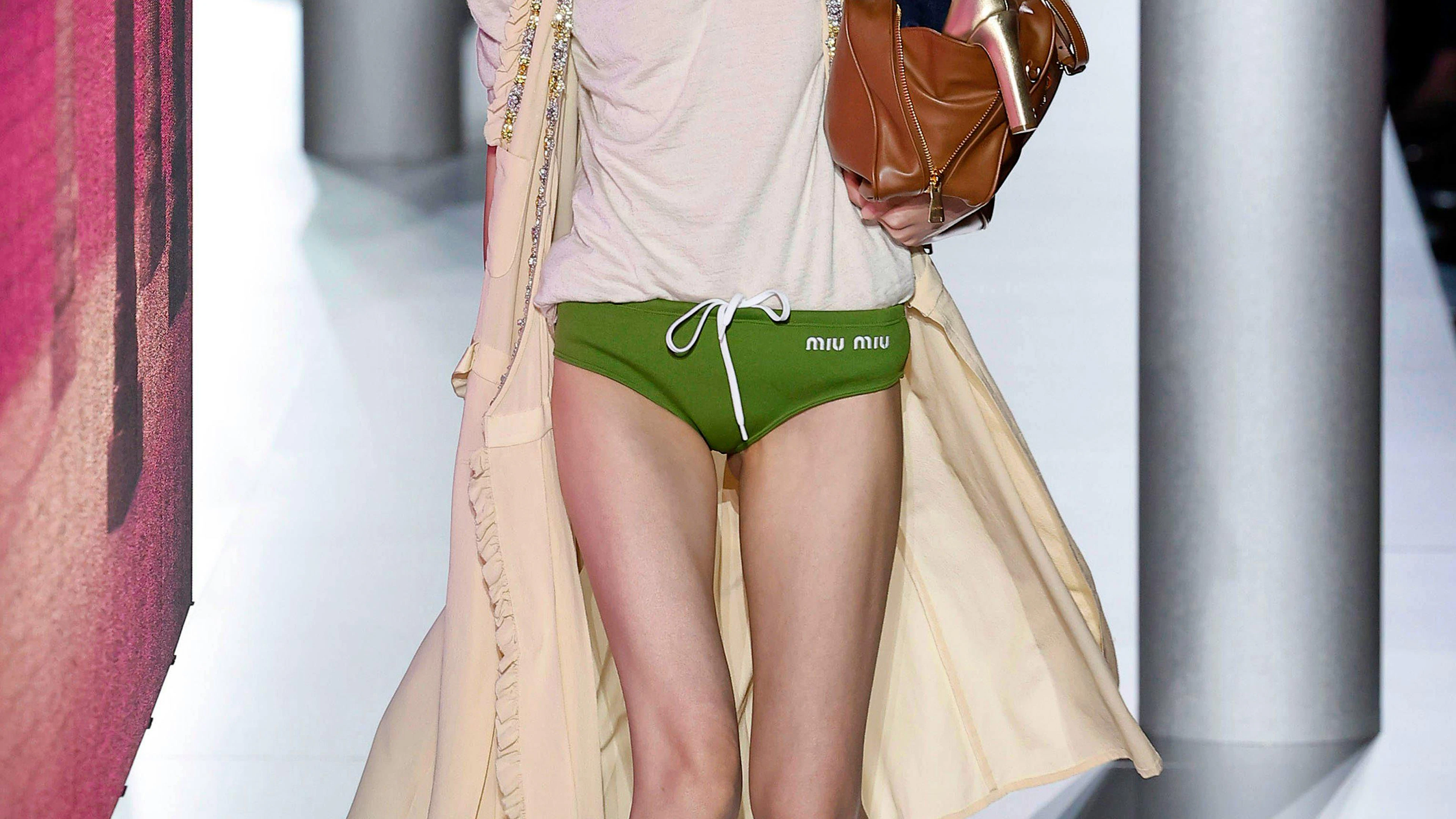 Miuccia Prada a, en effet, fait défiler plusieurs mannequins en petite culotte lors de son défilé printemps/été 2024. La pièce se veut façon sportswear et à nouer.