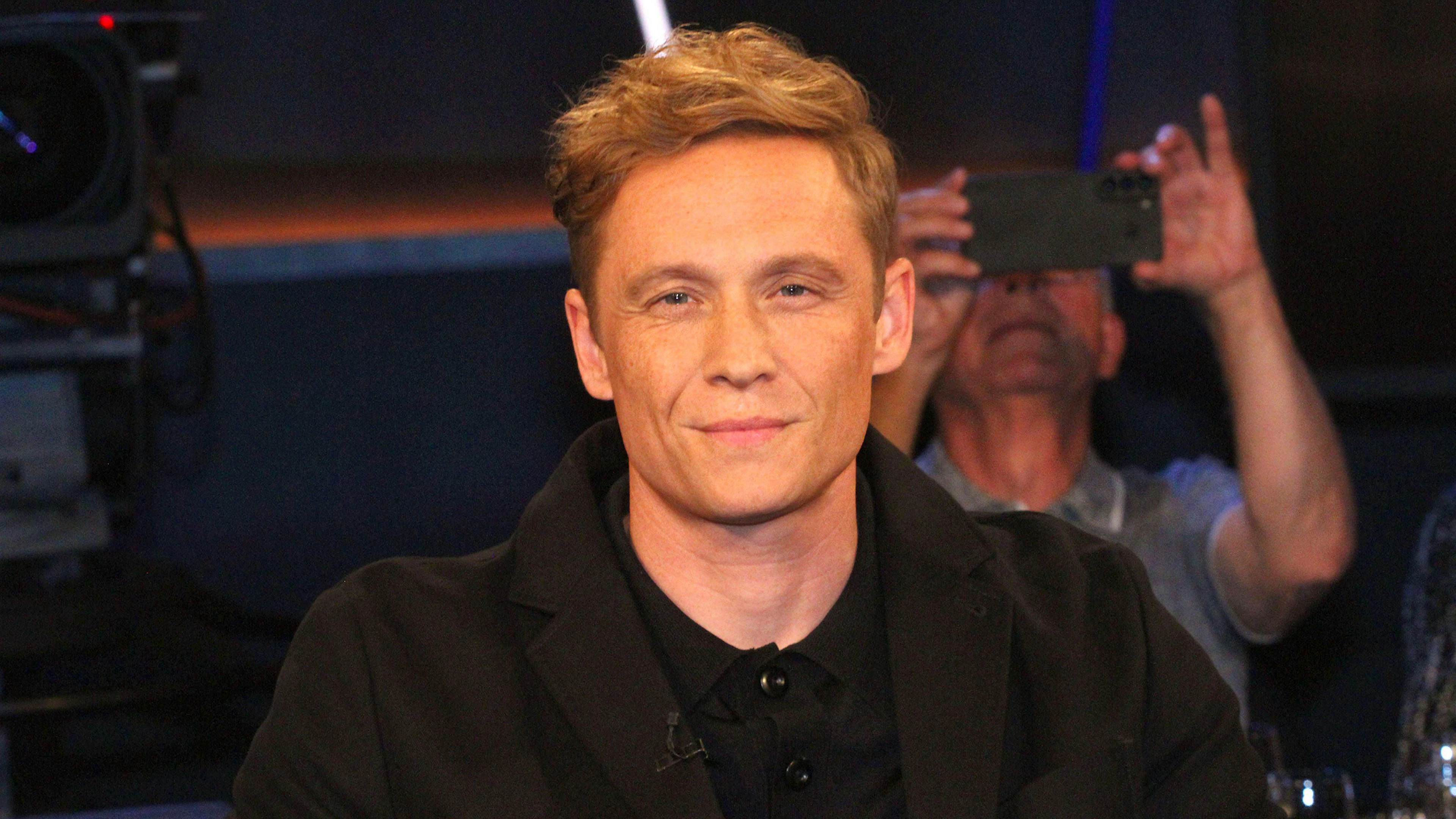 Matthias Schweighöfer wird ebenfalls auf dem Sofa sitzen.