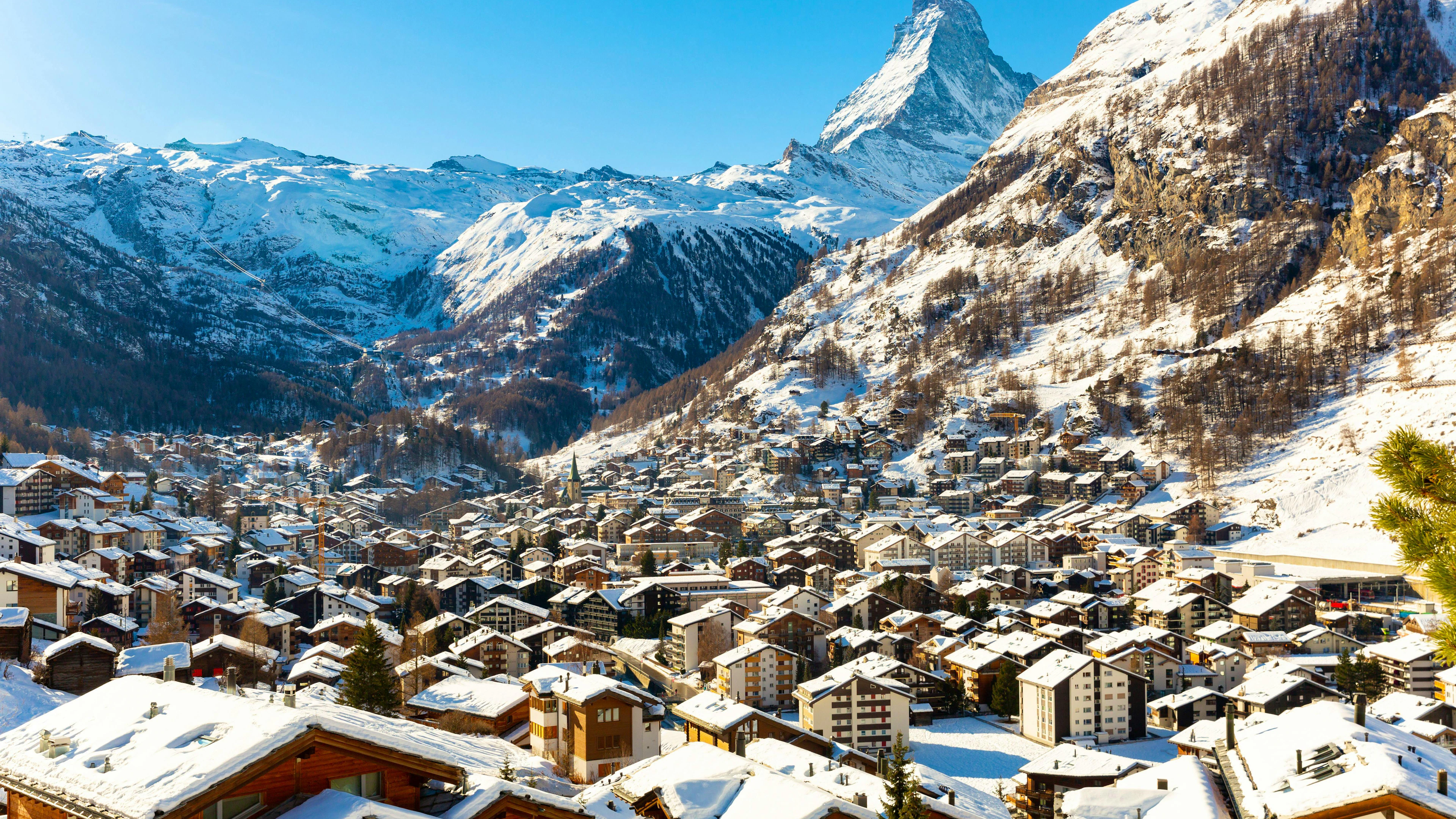 Unter den Top drei findet sich die Schweiz! Verschneite Berggipfel, malerische Chaletdörfer und urige Beizli locken in die Alpen.&nbsp;