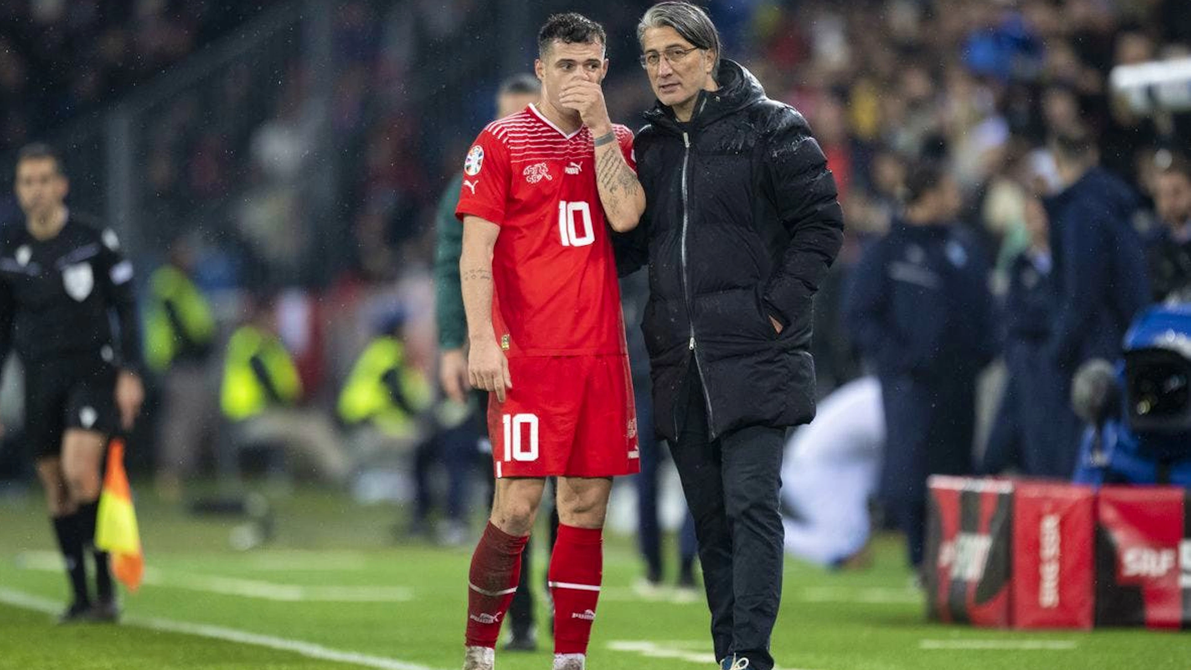 Xhaka und Yakin im persönlichen Austausch.