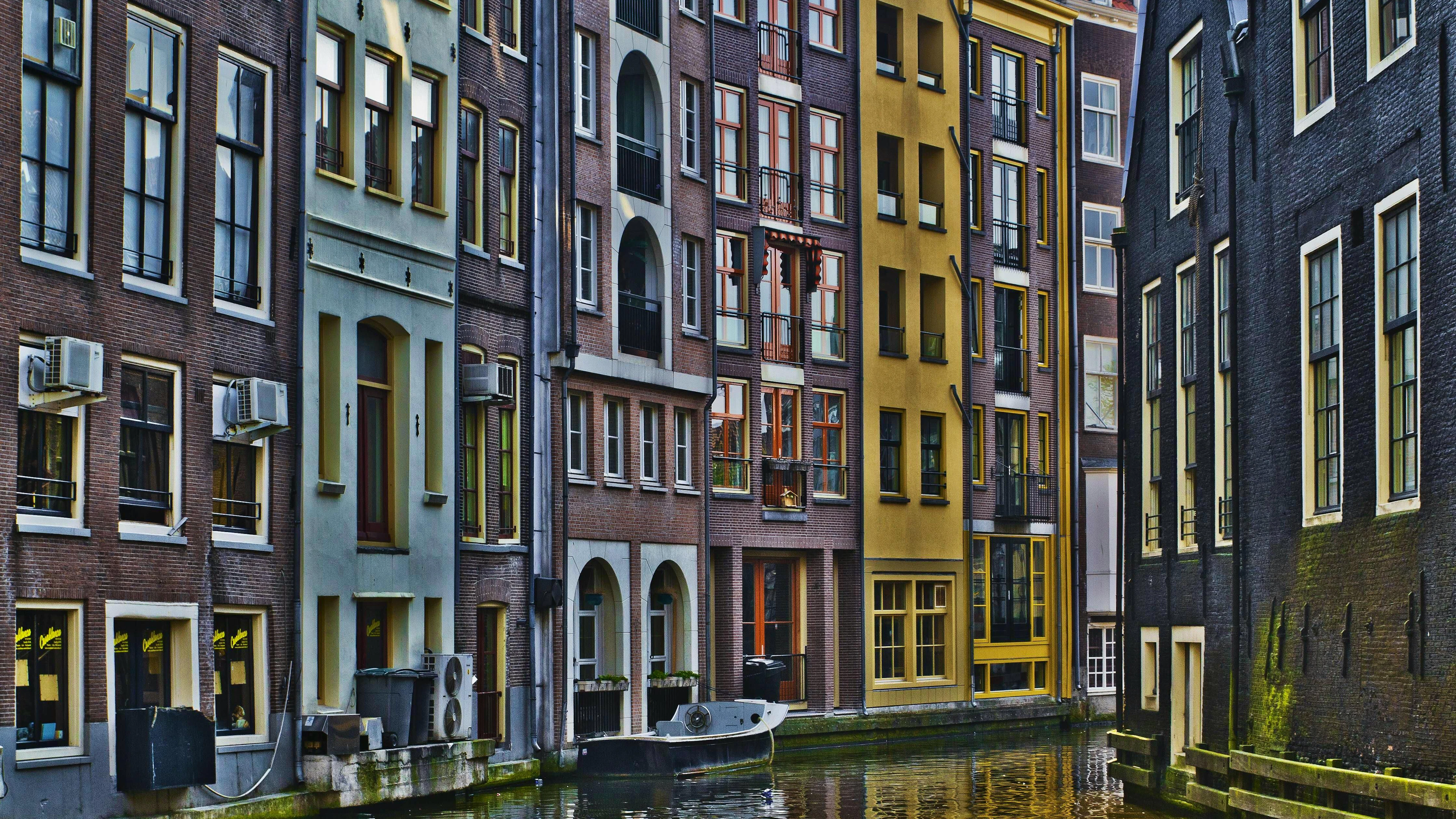 Amsterdam verzeichnet jährlich Unmengen an Touristen, die sich in den pittoresken Ufern der Grachten der Stadt verlieren wollen.&nbsp; Sorgen müssen sie sich dabei nicht, denn die Niederlande belegen Platz fünf der sichersten Reiseziele.&nbsp;