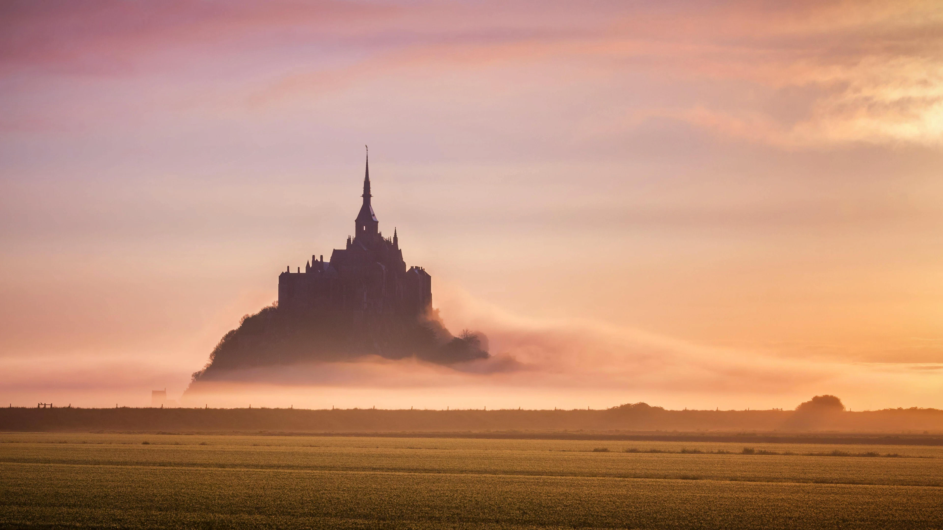 Ein weiteres europäisches Land unter den 15 sichersten: Frankreich. Unser Nachbarstaat ist vor allem bekannt für die Stadt der Liebe – Paris –, hat aber noch so viel mehr zu bieten, wie etwa der mystische Le Mont-Saint-Michel in der Normandie.&nbsp;&nbsp;
