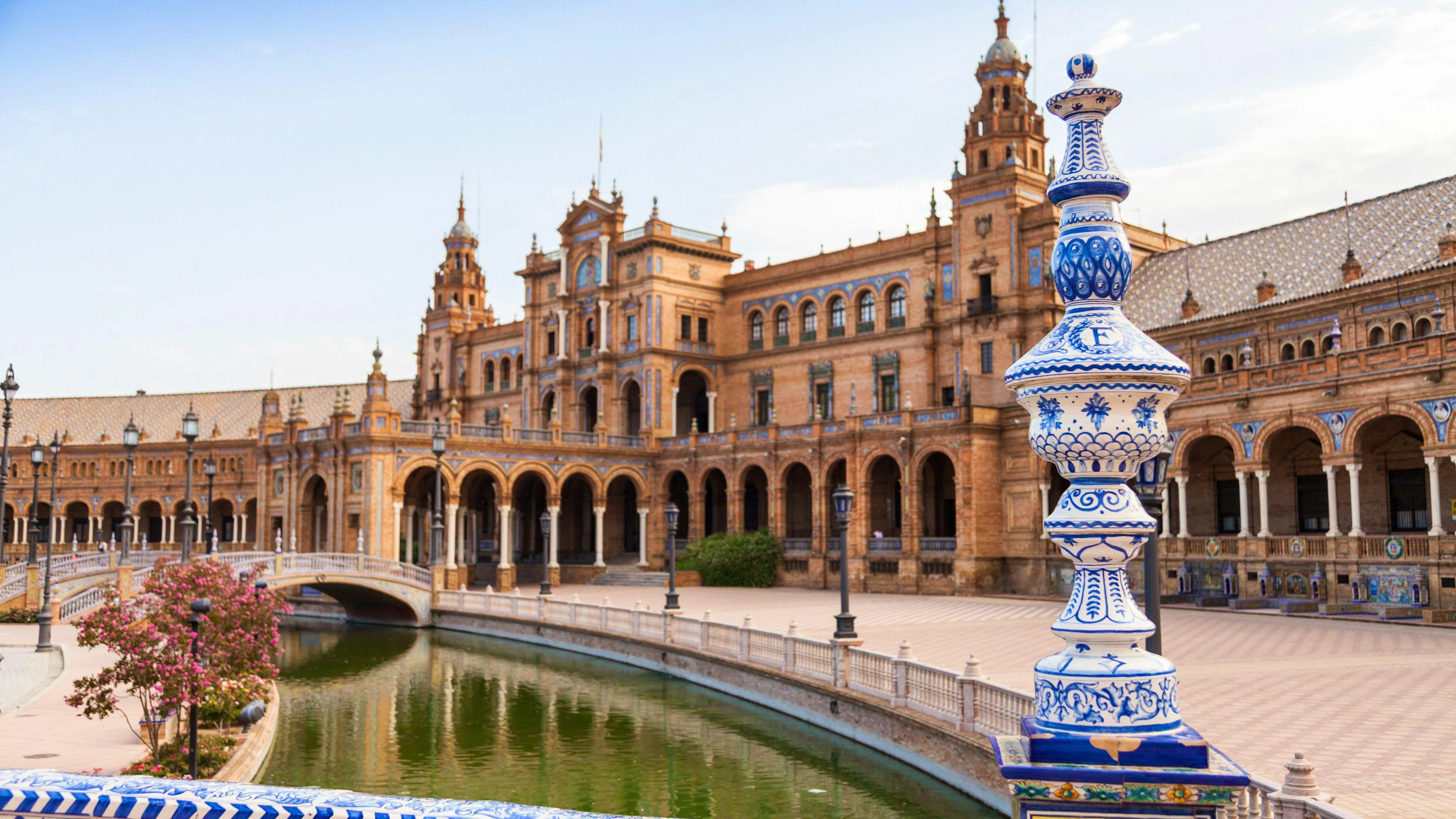 Zum Plaza de España in Sevilla pilgern jährlich unzählige Touristen. Spanien reiht sich mit seinen wunderschönen – und sicheren – Must-see-Plätzen auf Platz 14 ein.