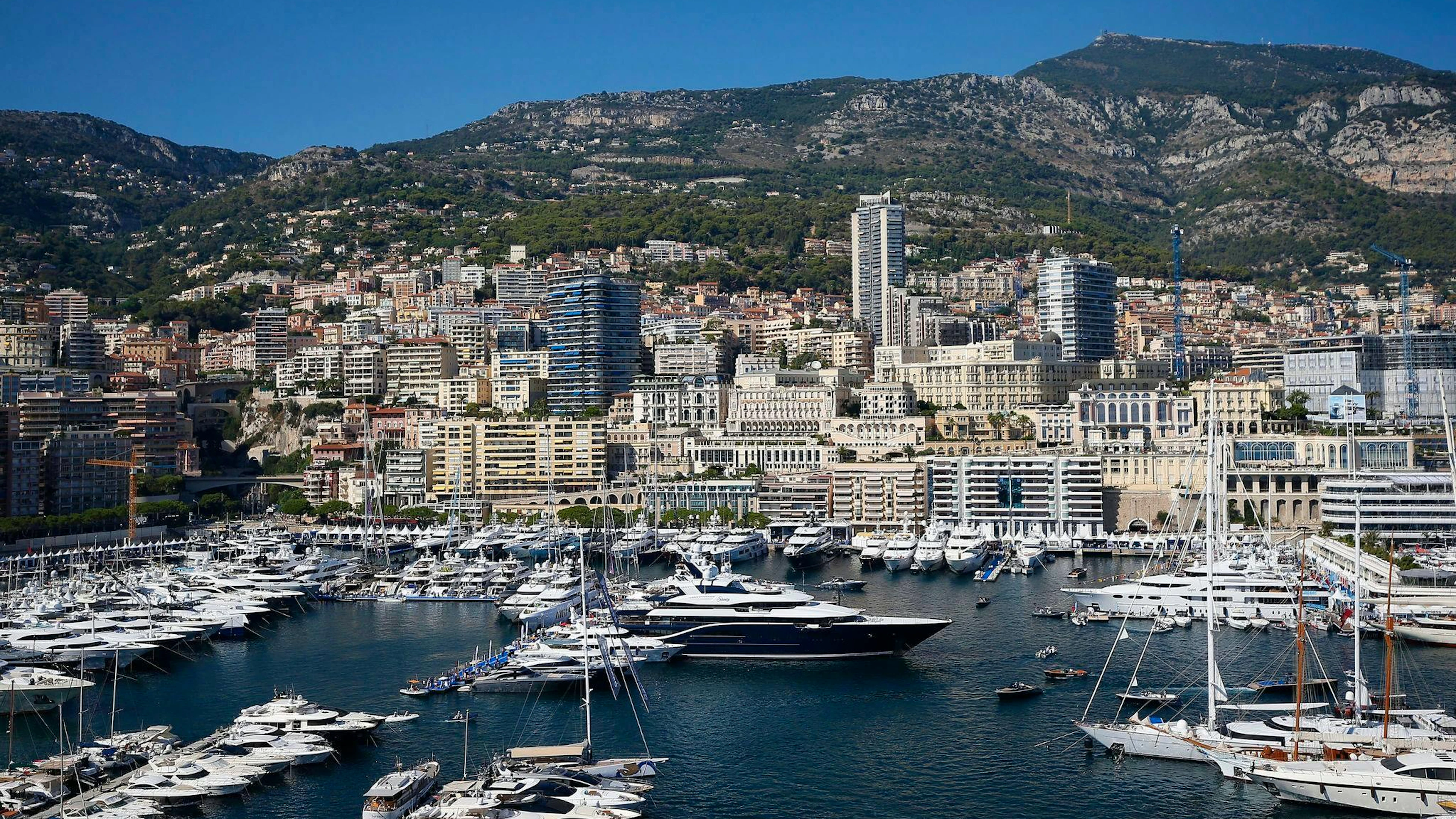 Wolkenkratzer beherrschen das Bild des Fürstentums Monaco.