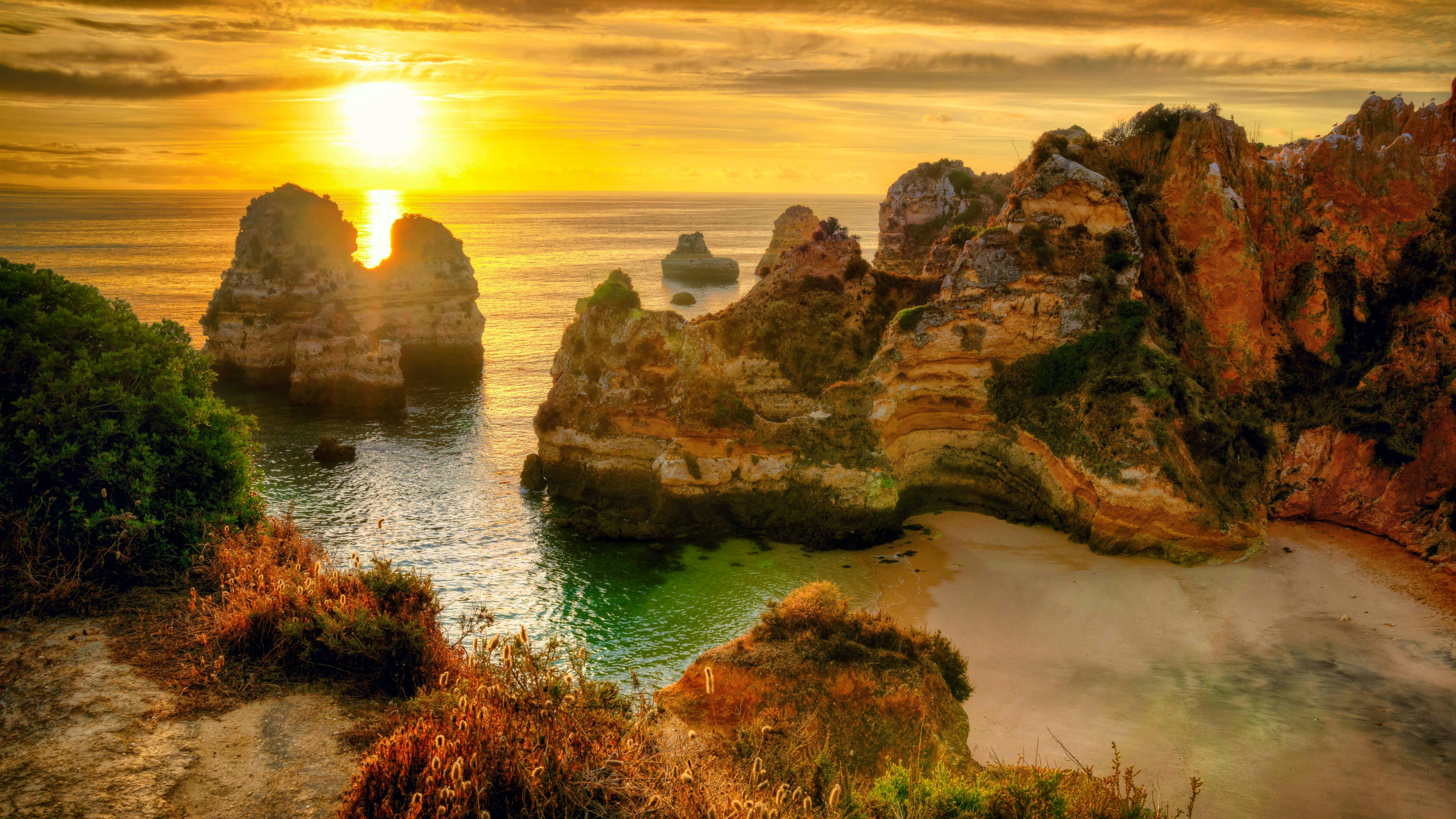 Eine Reise nach Portugal lohnt sich immer: Neben der hübschen Hauptstadt Lissabon ist vor allem der Süden des Landes besonders begehrt bei Reisenden. Die Algarve versetzt mit seinen von Klippen gesäumten, wilden Stränden zum Träumen ein. Und auch zum Sicherfühlen, denn Portugal schnappt sich Platz neun.