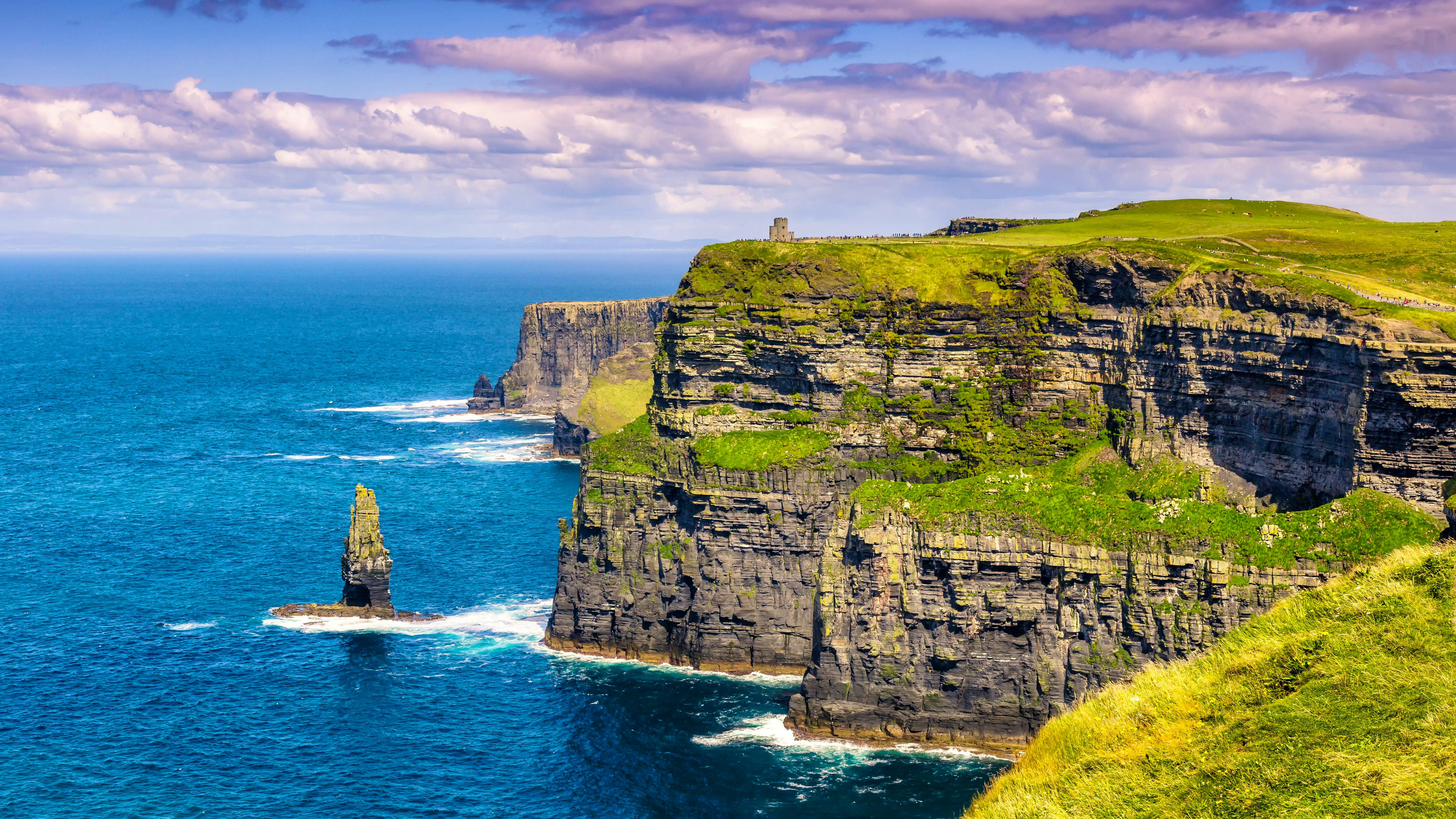 Mit Platz vier wird Irland ausgezeichnet. Dort begegnet man auf verlassenen Hügeln weidenden Schaffe und verliert sich auf Klippen in träumerischen Aussichten. Die Cliffs of Moher (Bild) sind eines der Naturspektakel in Irland.
