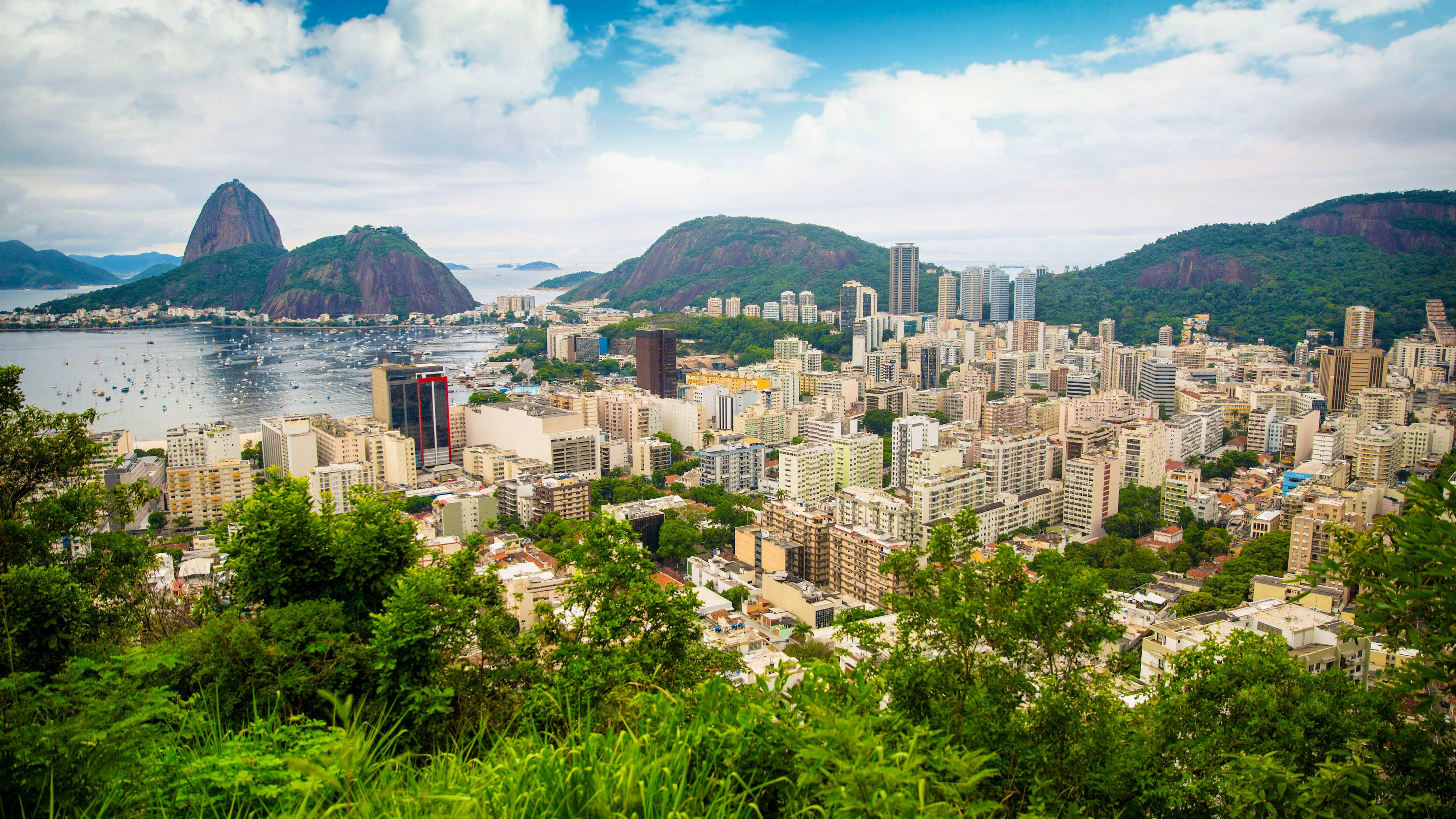 Brasilien ist die Leiter hochgeklettert: Im letzten Jahr belegte das Land in Südamerika noch Rang 42, dieses Mal Rang 15. Pulsierende Städte (auf dem Bild: Rio de Janeiro), paradiesische Strände und die Tiefen des Amazonas-Regenwalds warten darauf, entdeckt zu werden.&nbsp;