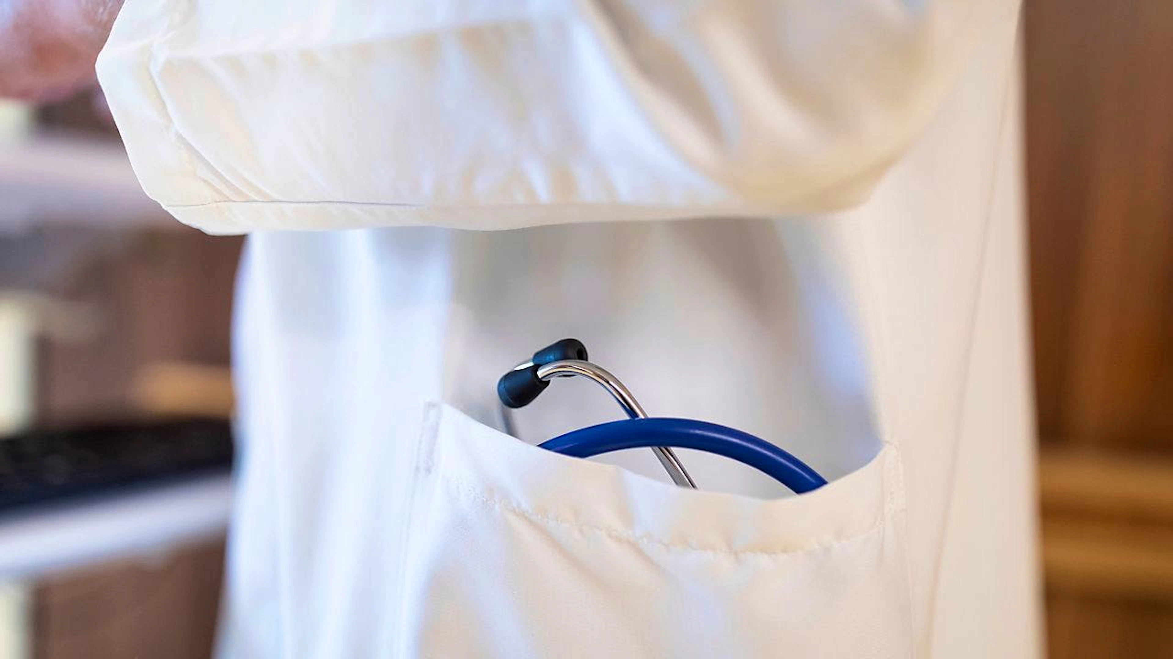 La pénurie de médecins généralistes en Suisse s'aggrave considérablement selon les conclusions d'une étude publiée jeudi. D'ici 2035, plusieurs centaines de médecins généralistes devront être remplacés. Aujourd'hui déjà, 75% des praticiens constatent une pénurie dans leur région (illustration).
