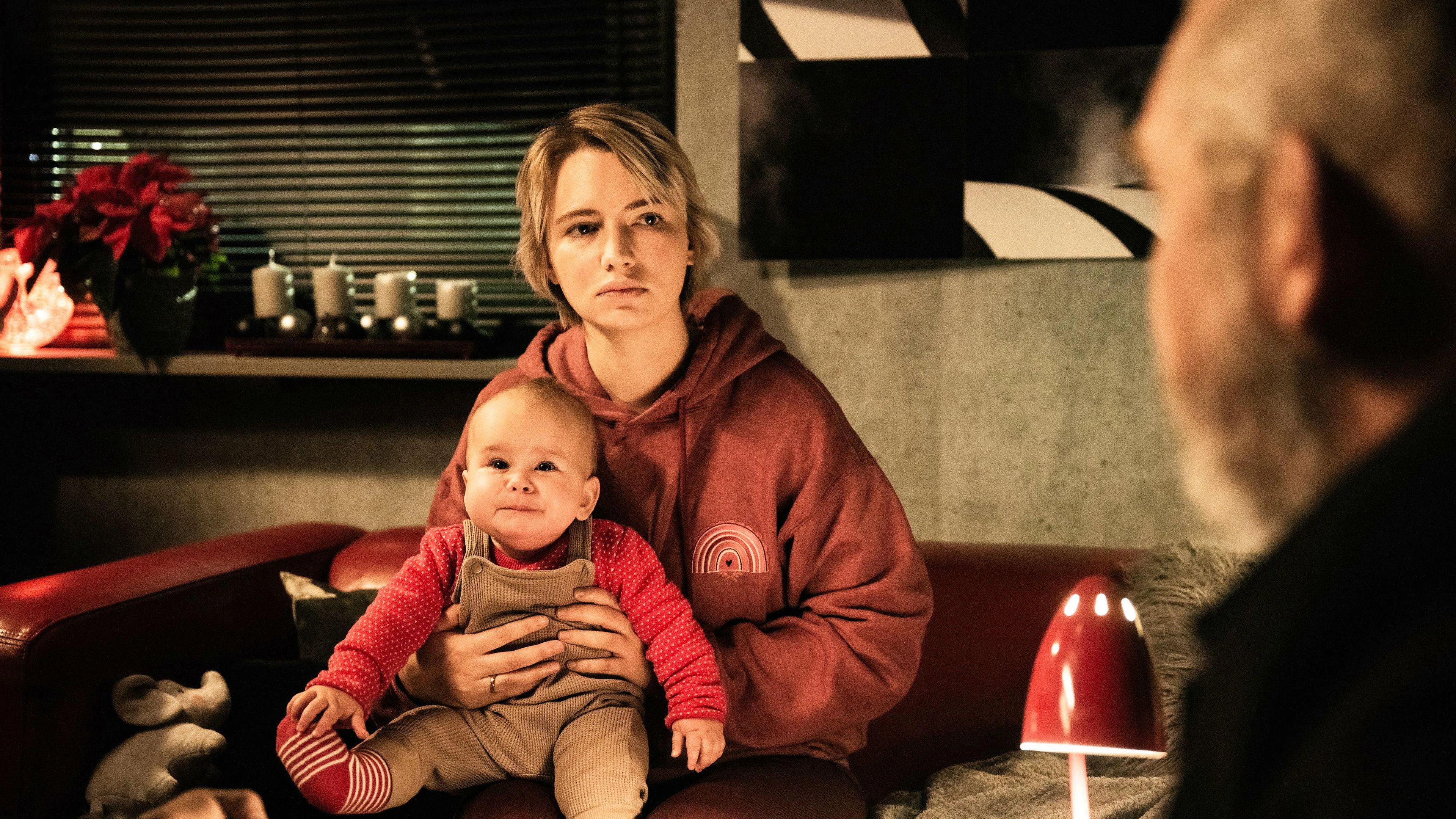 Lena Strasser (Zoë Valks) bleibt alleine mit ihrem Baby zurück. Ihr Mann Milan, ein Paketbote, wurde Opfer eines Gewaltverbrechens.