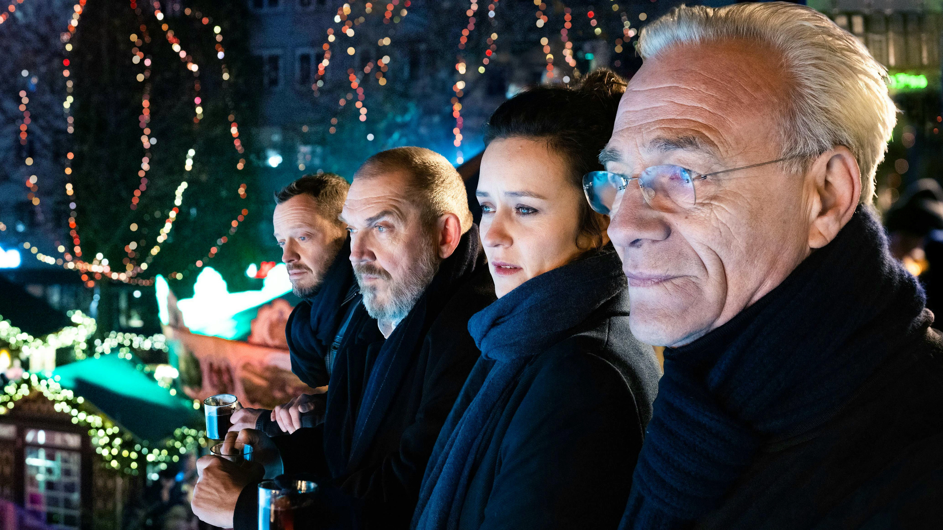 Das Ermittlerteam des Kölner «Tatorts» auf dem Weihnachtsmarkt (von links): Norbert Jütte (Roland Riebeling), Freddy Schenk (Dietmar Bär), Natalie Förster (Tinka Fürst) und Max Ballauf (Klaus J. Behrendt).