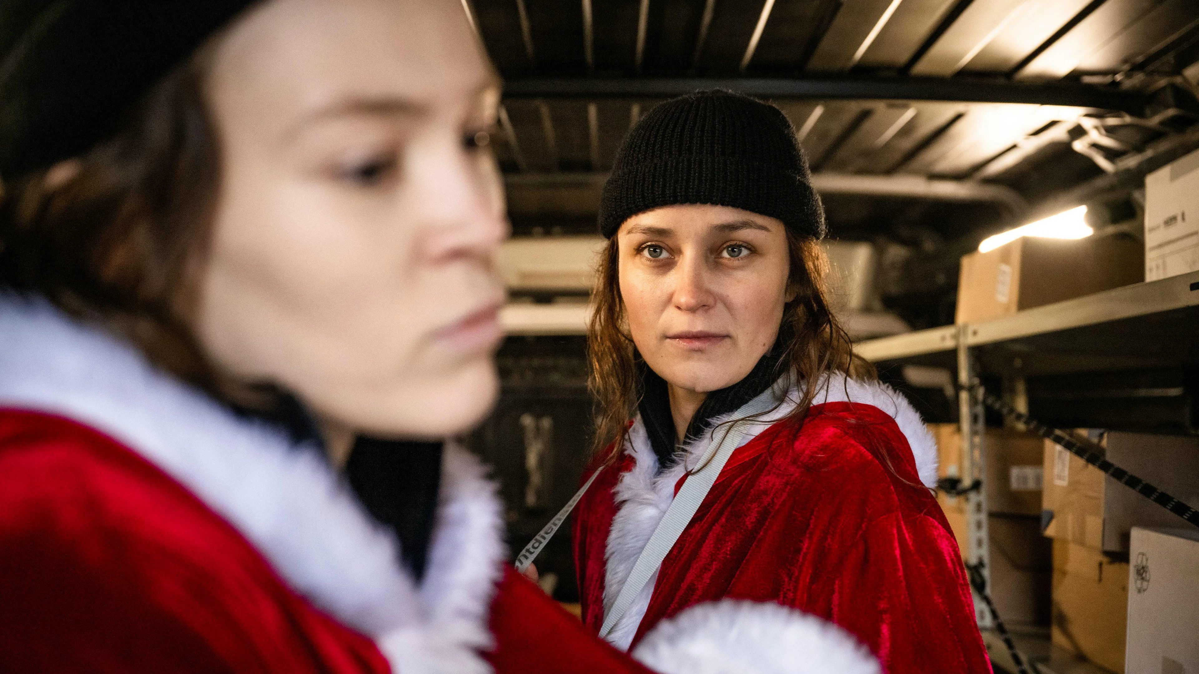 Natalie Förster (Tinka Fürst, rechts) ermittelt verdeckt in der Spedition und lernt dabei die junge Fahrerin Jenny Wegner (Paula Koberl) kennen.