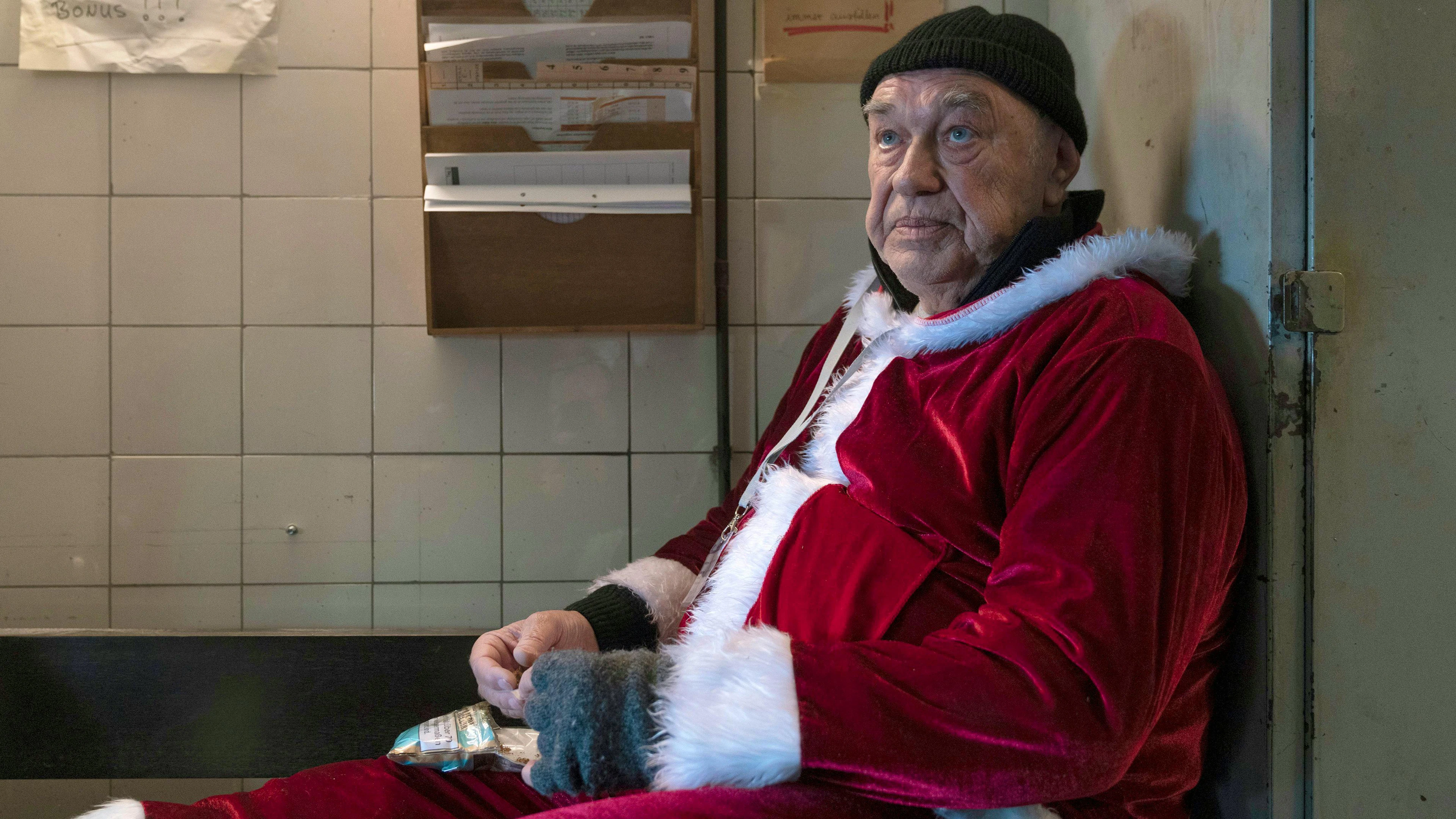 Ex-Postbote Klaus Brettschneider (Hans-Martin Stier) muss nach einem Arbeitsunfall seiner Tochter die ganze Rest-Familie inklusive Teenie-Enkel versorgen.