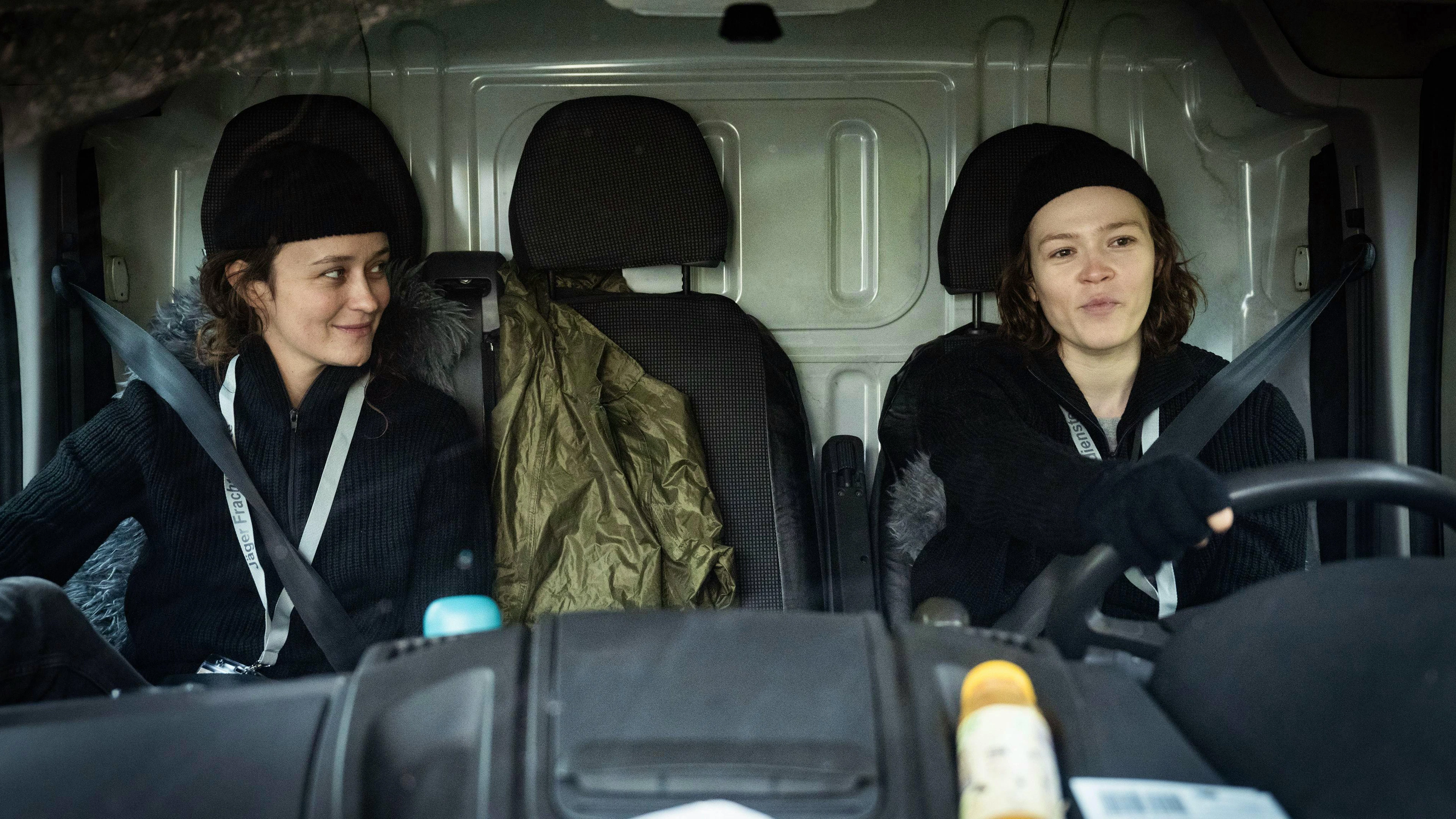 Paketzustellerinnen unter sich: Nach anfänglichen Schwierigkeiten verstehen sich «Undercover»-Ermittlerin Natalie Förster (Tinka Fürst, links) und Ausfahrerin Jenny Wegner (Paula Kober) gut.