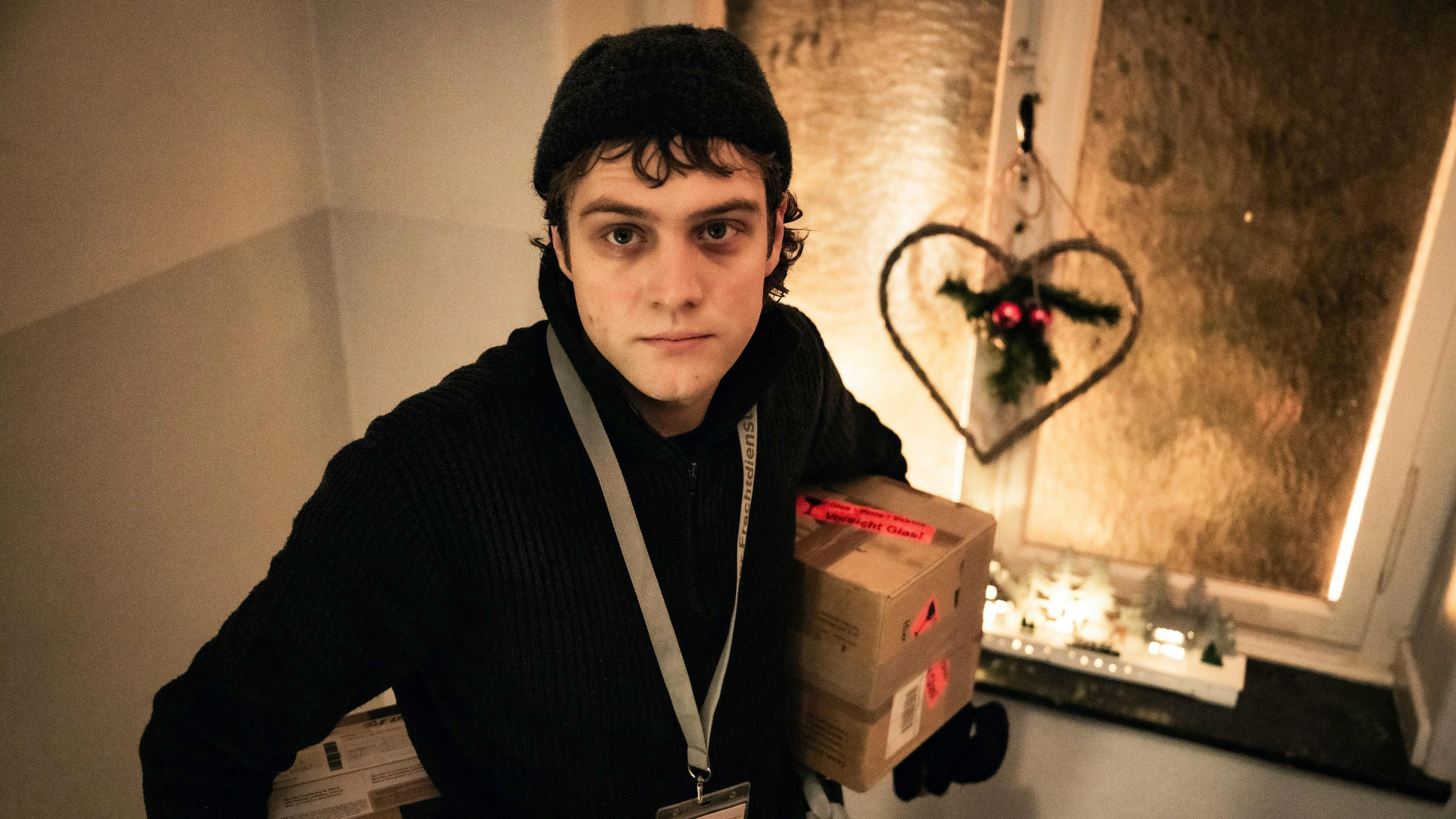 Der junge Vater und Paketbote Milan Strasser (Dennis Svensson) ist immer im Stress – gerade in der Vorweihnachtszeit.