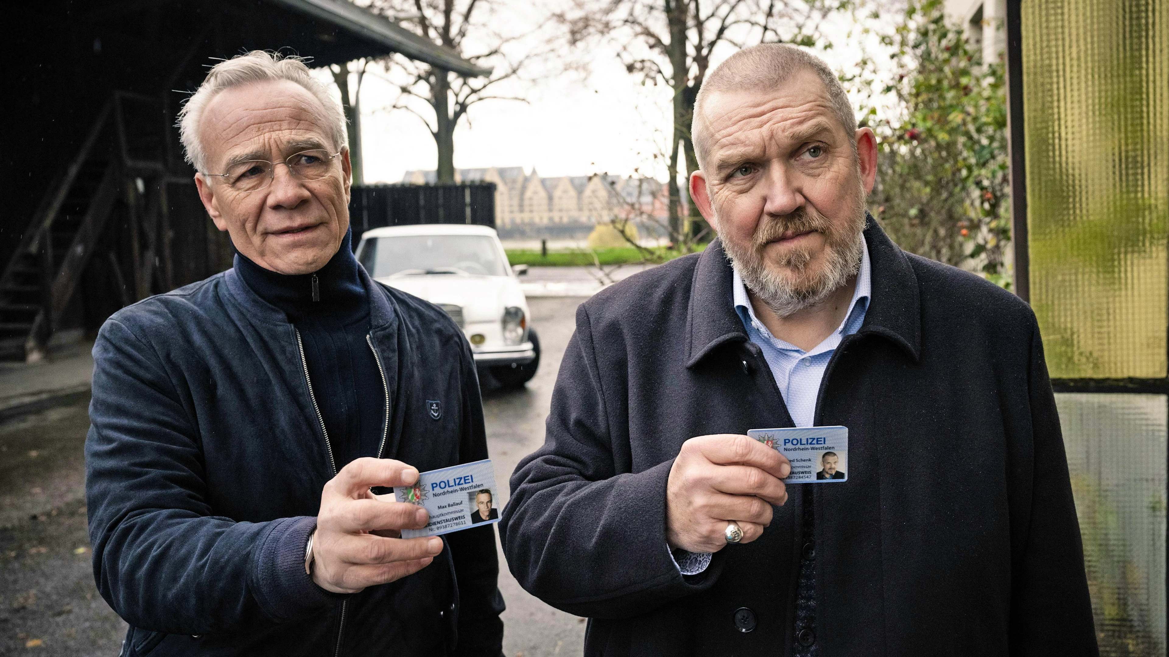 Die Kommissare Max Ballauf (Klaus J. Behrendt, links) und Freddy Schenk (Dietmar Bär) durchleuchten die Mitarbeiter einer Kölner Spedition.