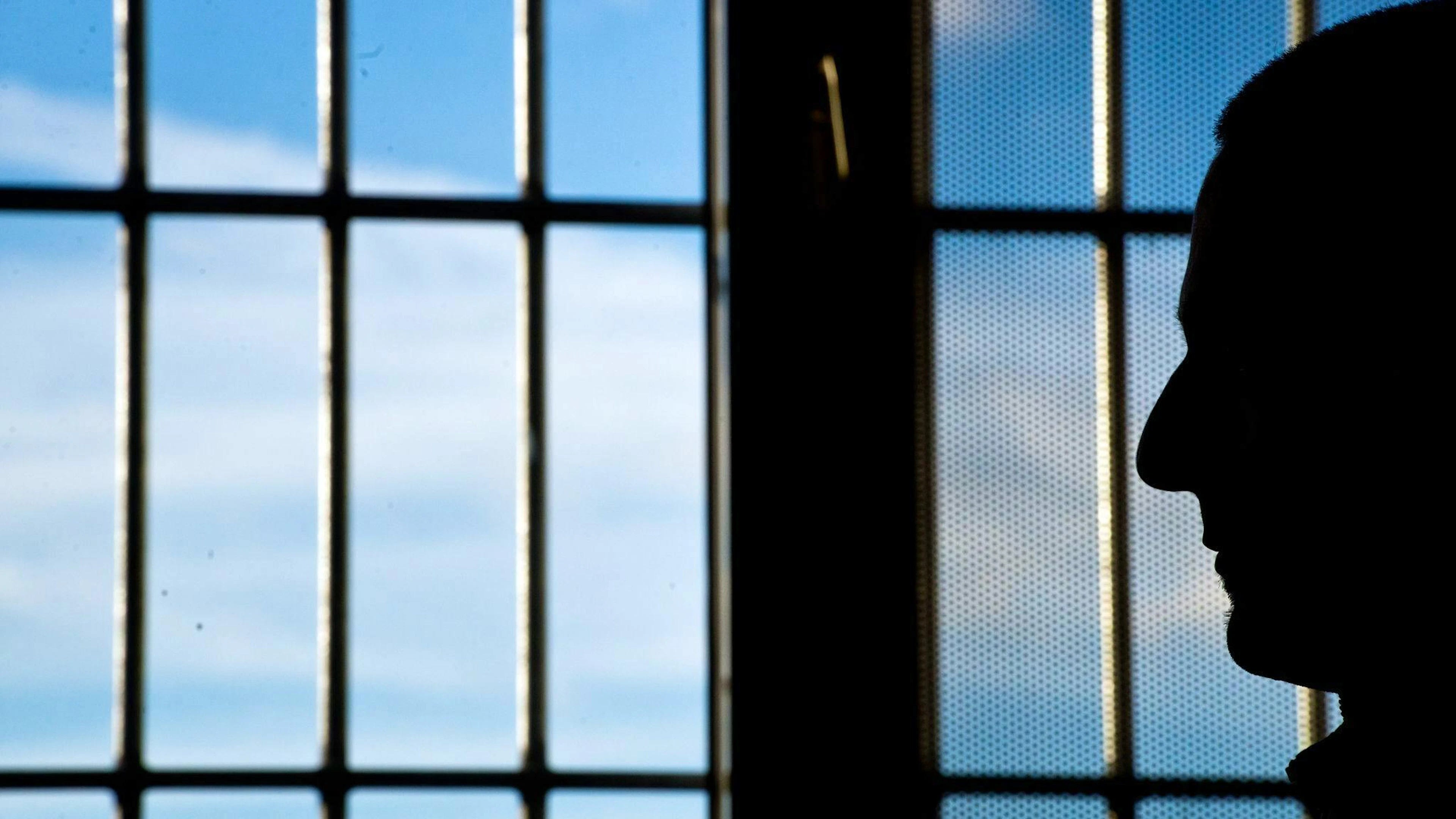 Ein Mann sitzt über ein Jahr zu lang in Haft – nun wird er freigelassen, doch zieht er das Urteil an die nächste Instanz weiter.
