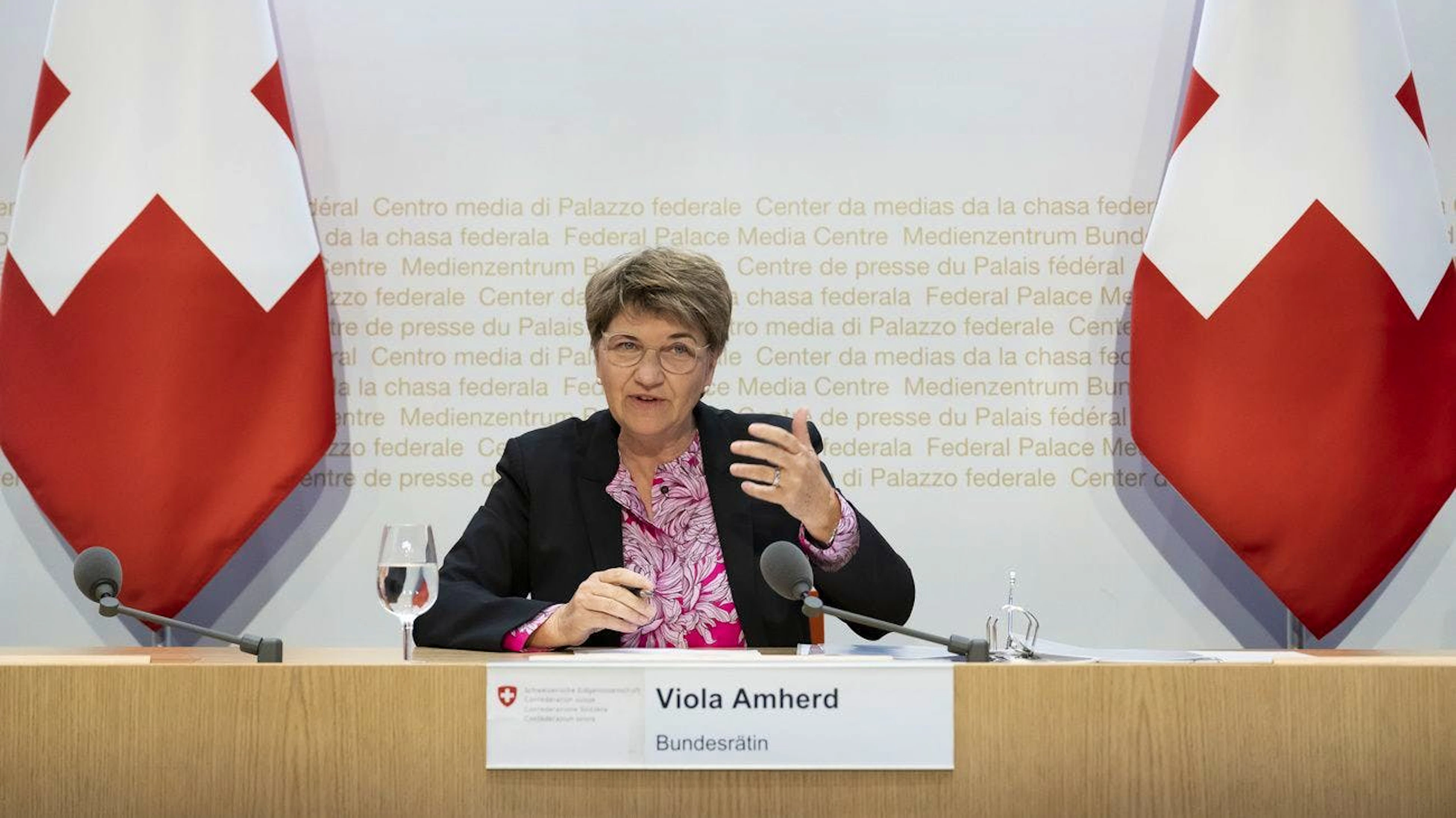 Bundesrätin Amherd und das VBS haben sich die Cybersicherheit geschnappt. Doch viele Expert*innen wollen dort nicht arbeiten.