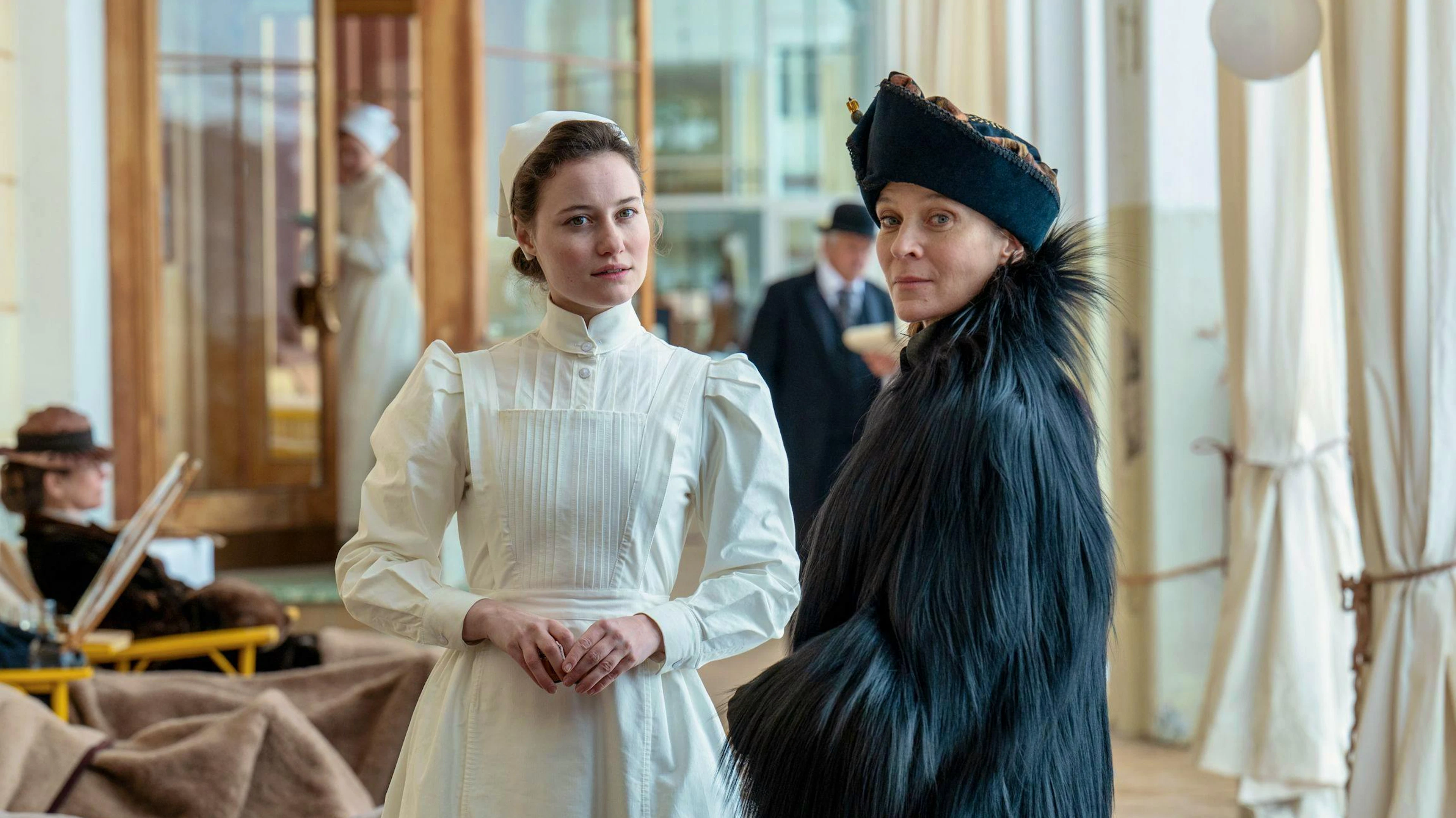 Auch in der deutsch-schweizerischen Premiumserie "Davos 1917" spielt Jeanette Hain (rechts) eine der wichtigsten Rollen neben Hauptdarstellerin Dominique Devenport.