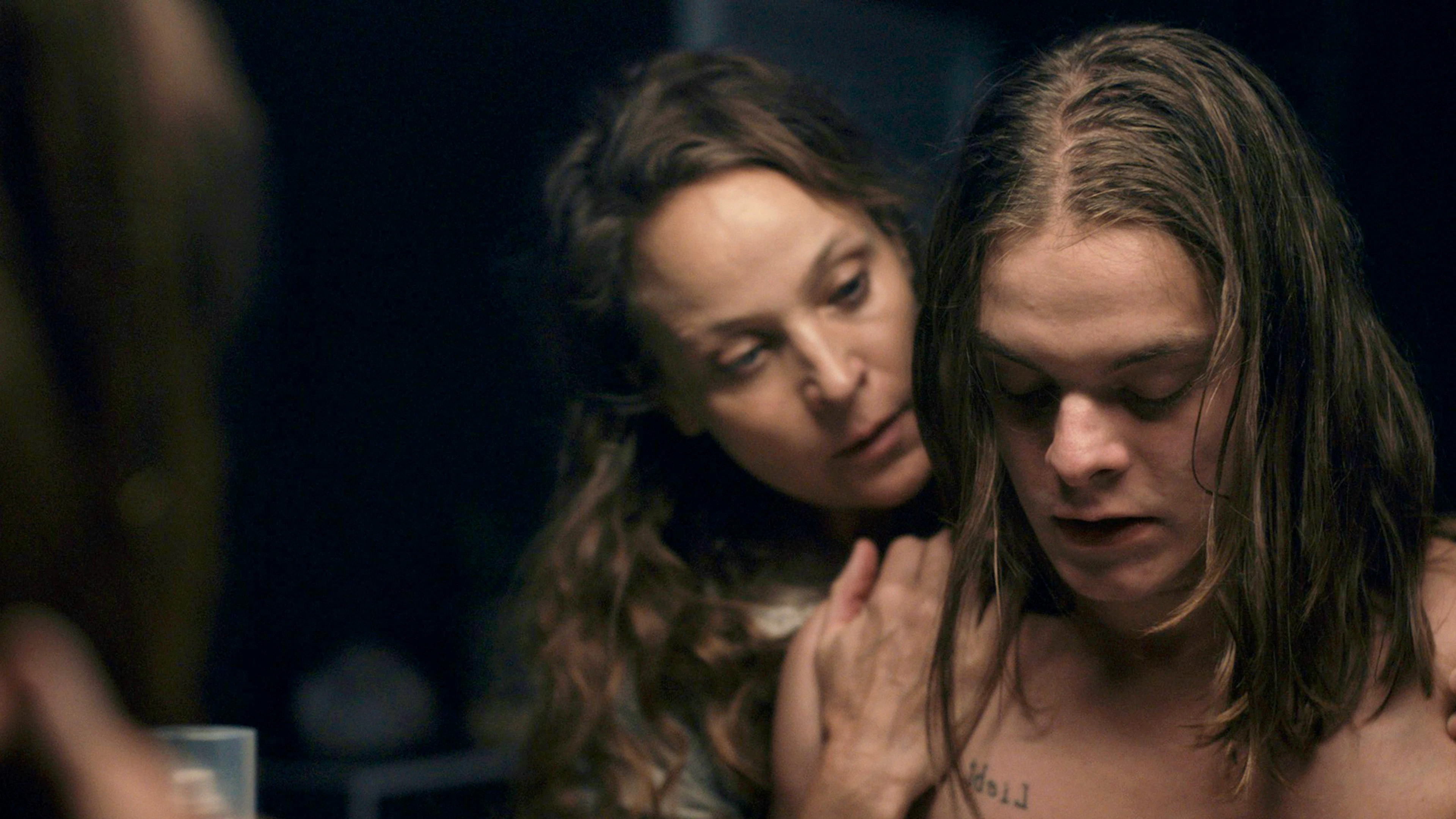 Künstlerin Anette Baer (Jeanette Hain) und ihr 20-jähriger Sohn Lucas Baer (Bela Gábor Lenz), den sie alleine aufgezogen hat, stehen sich sehr nahe.