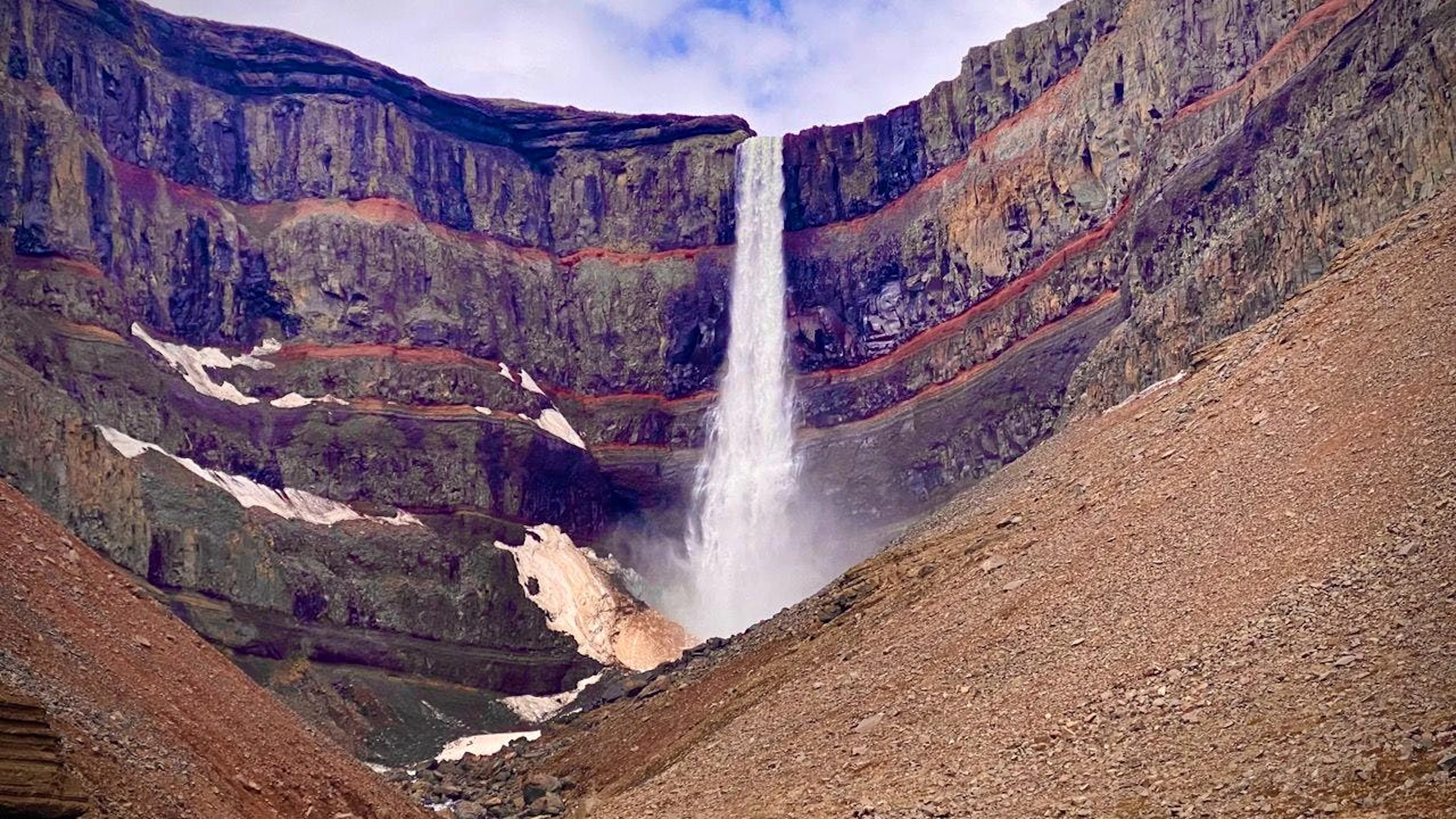 Der drittgrösste Wasserfall Islands, der Hengifoss, mit einer Höhe von 118 Metern, liegt ganz in der Nähe der gleichnamigen Lodge-Anlage der Familie Felix.
