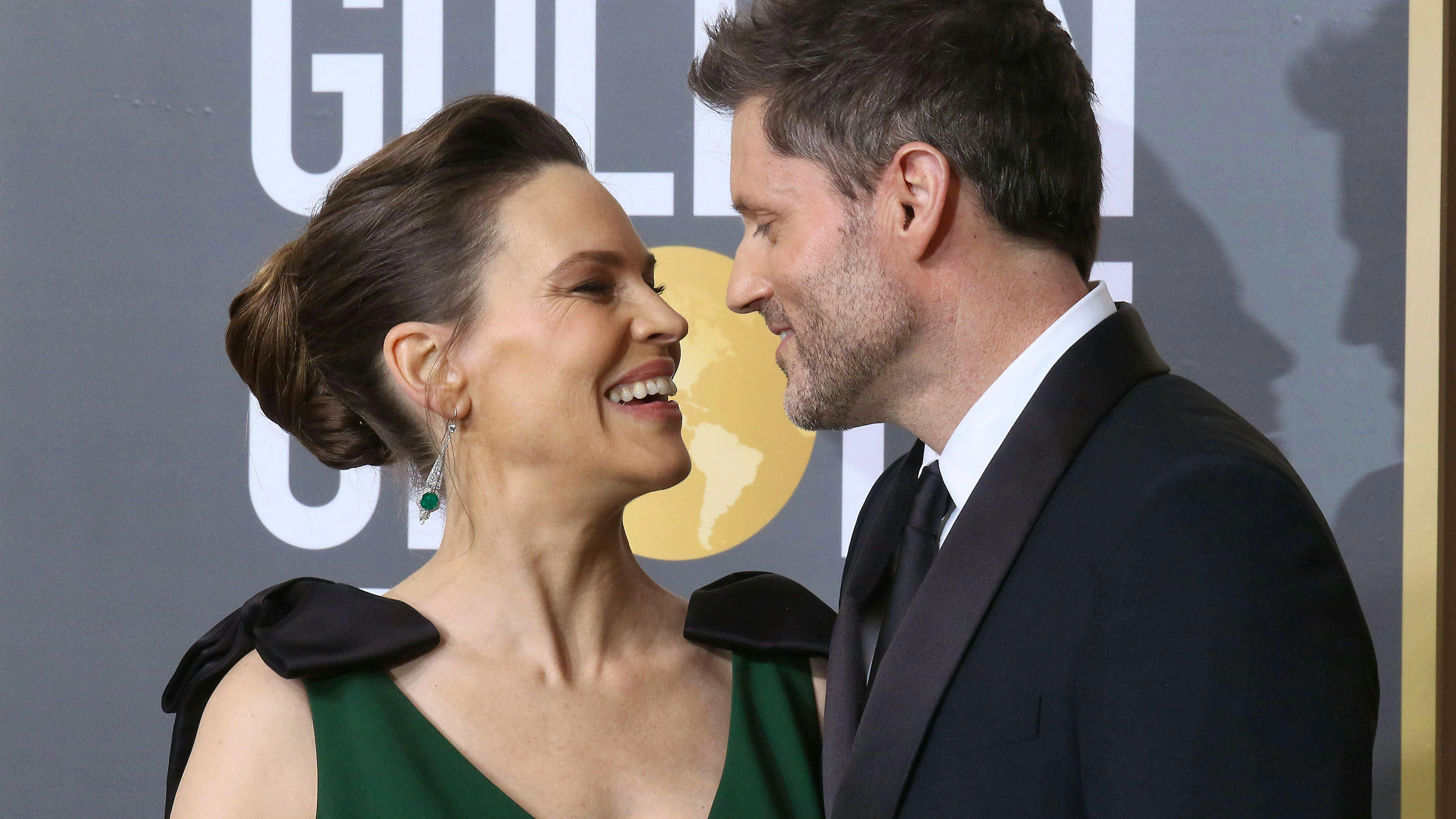 L'attrice Hilary Swank e il suo compagno Philip Schneider sono diventati genitori di due gemelli.