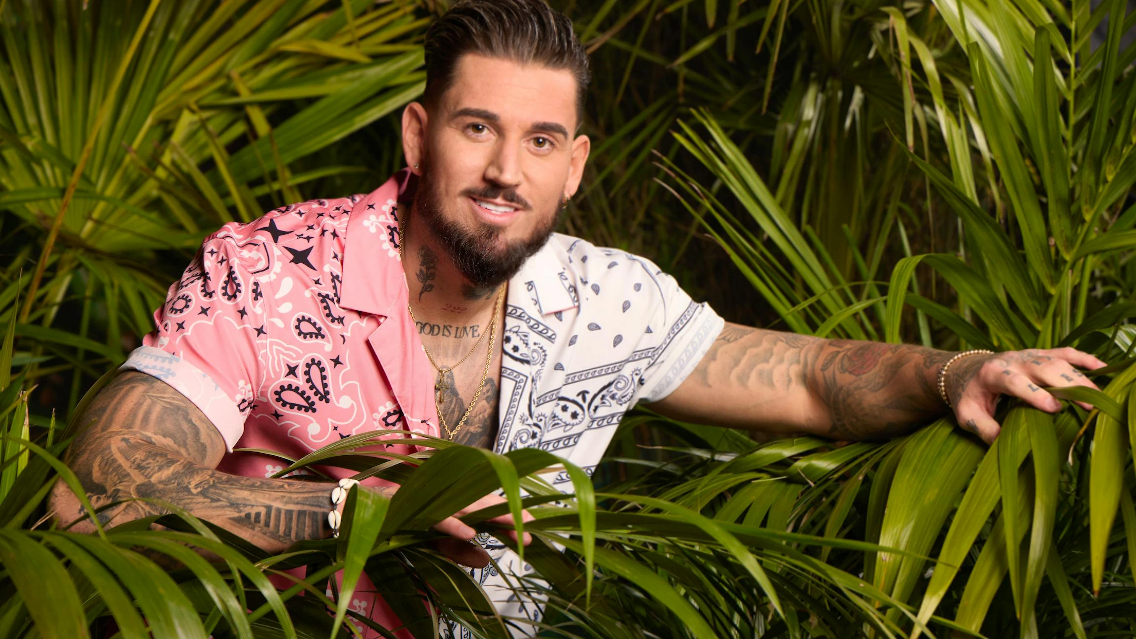 &nbsp;Reality-Star Mike Heiter (31): «Den Dschungel mache ich zur Dating-Show.» Luxusartikel: Kissen und Haarreif.