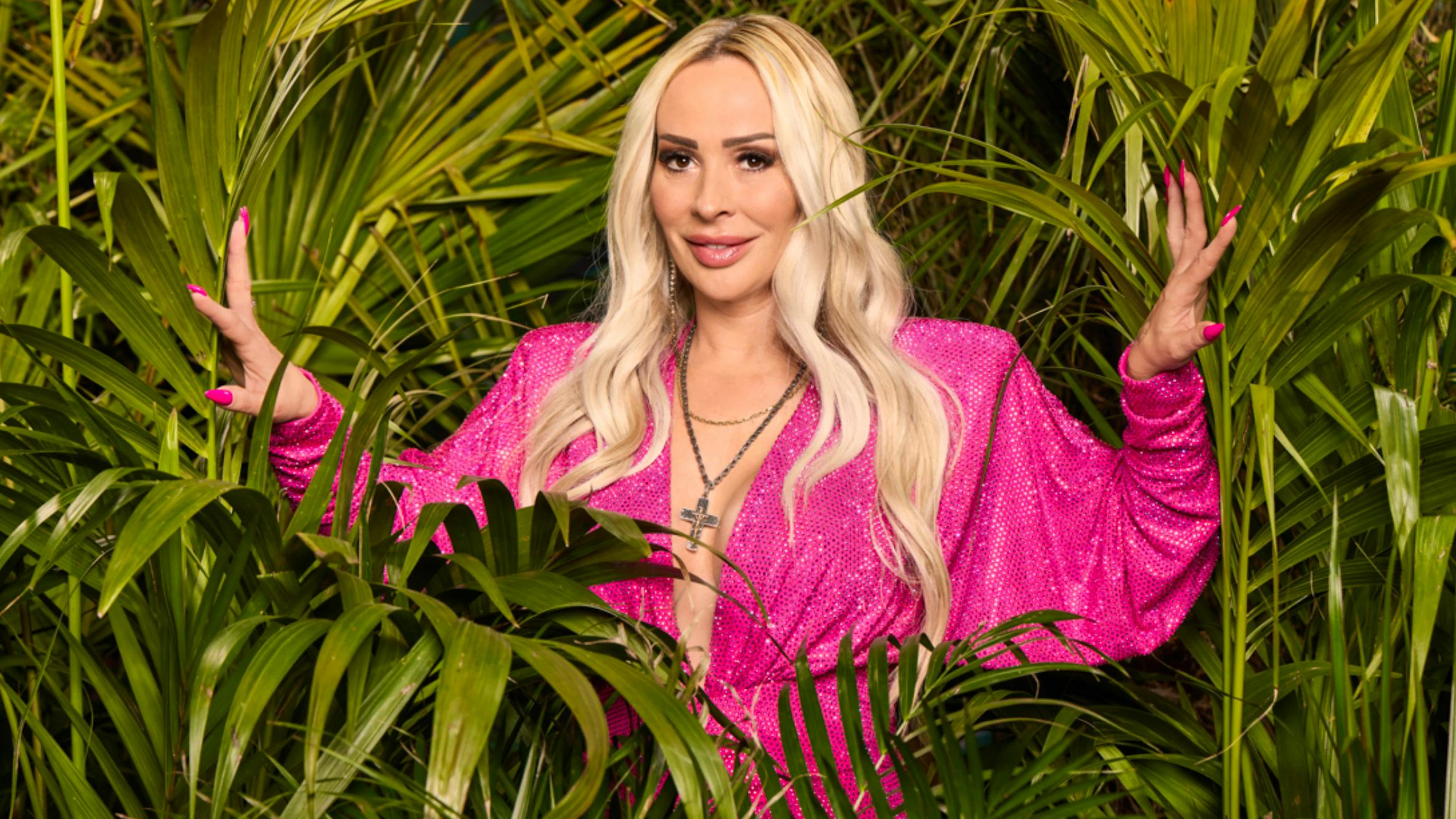Cora Schumacher gibt sich vor dem TV-Abenteuer kämpferisch: «Ich wurde in der Vergangenheit kleingehalten und fremdbestimmt. Im Dschungel kann ich zeigen, wer ich bin.» Luxusartikel: Kuscheltier und Talisman.