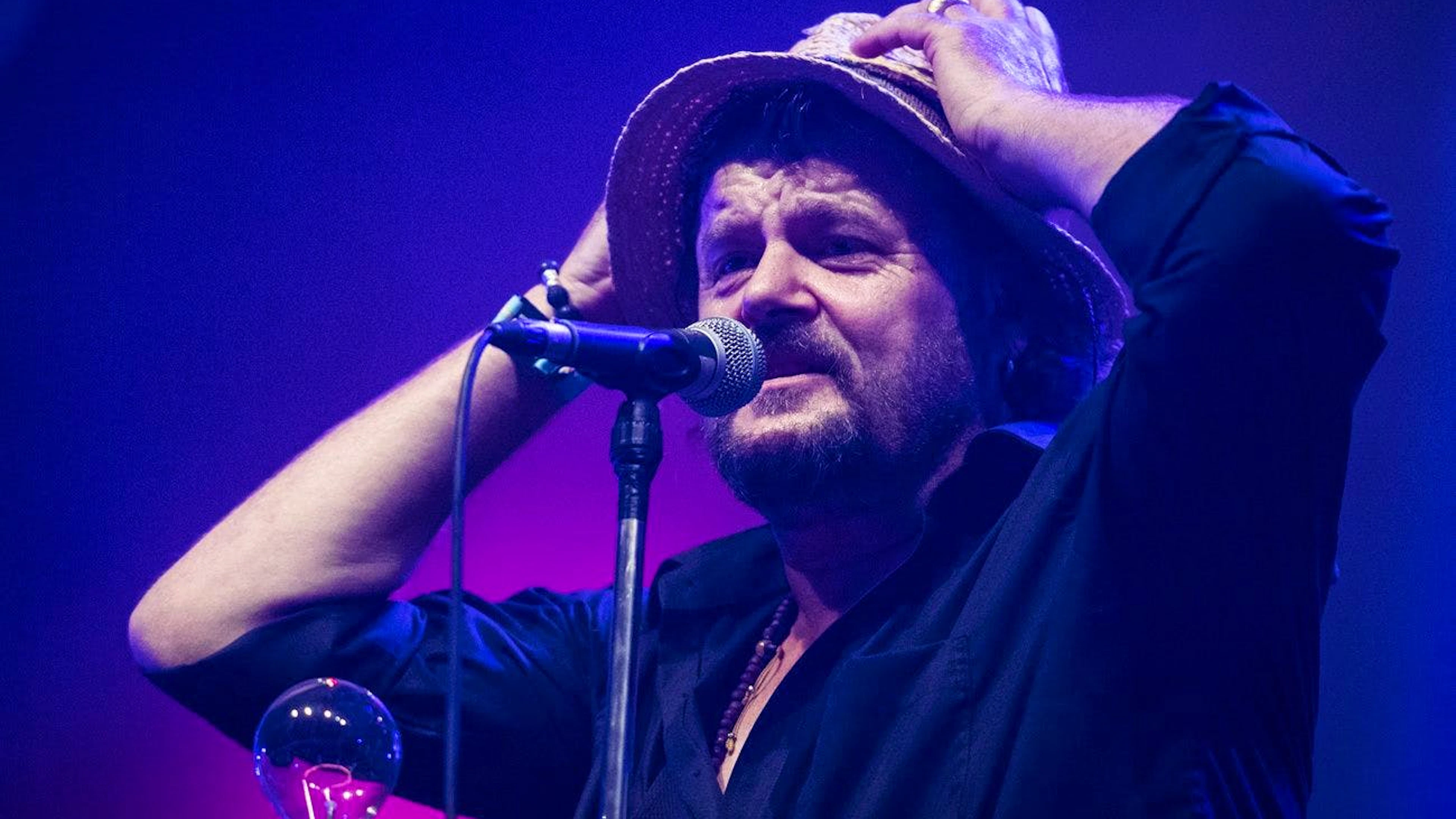Büne Huber, Frontmann der Berner Band Patent Ochsner, interessiert es nicht, wo er dereinst seine letzte Ruhe finden wird.