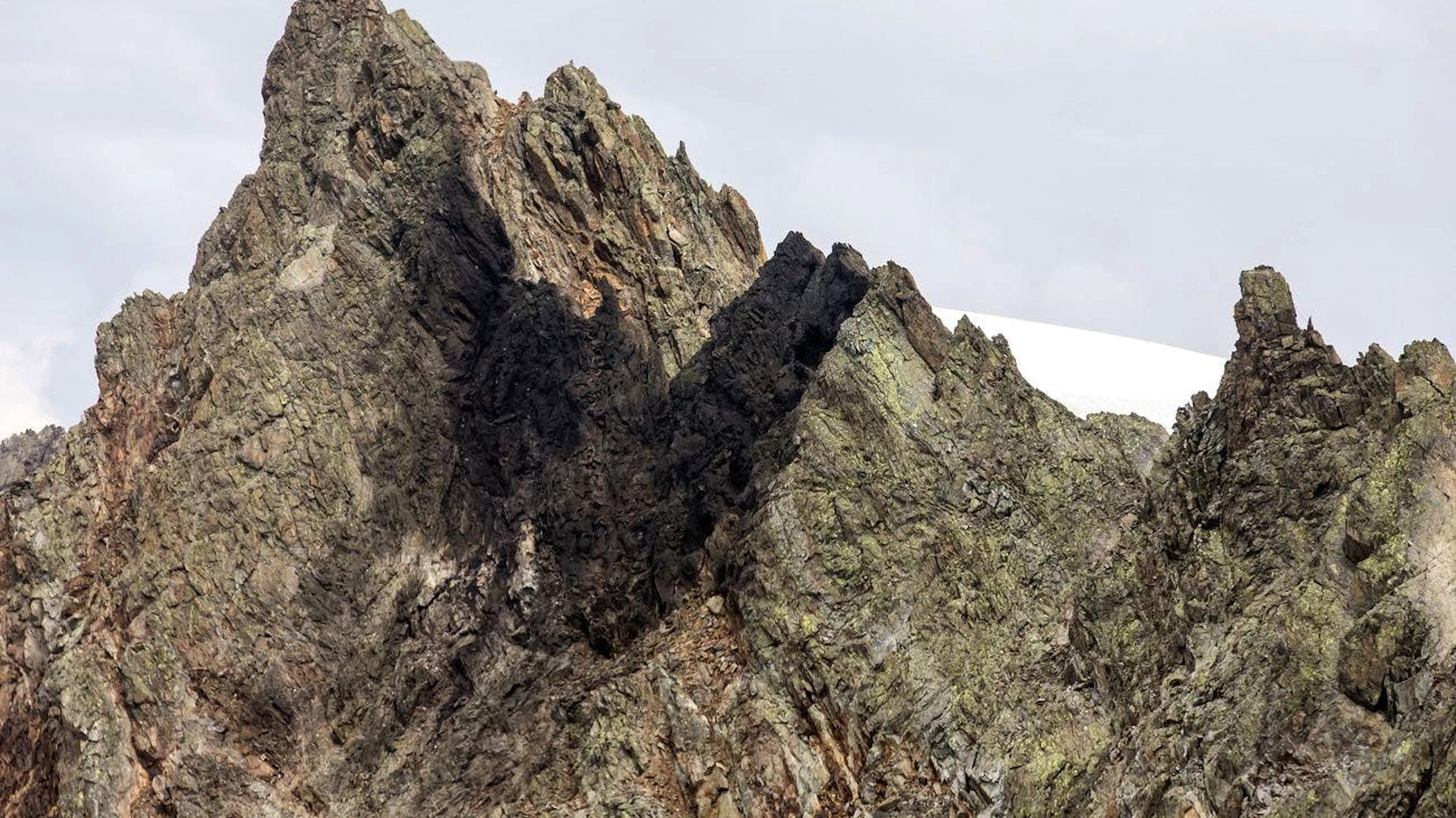 Die Unfallstelle in felsigem Gebiet der abgestürzten F/A-18 auf dem Sustenpass, aufgenommen am Mittwoch, 31. August 2016. Beim Absturz eines F/A-18-Kampfjets im Sustengebiet ist der Pilot ums Leben gekommen.