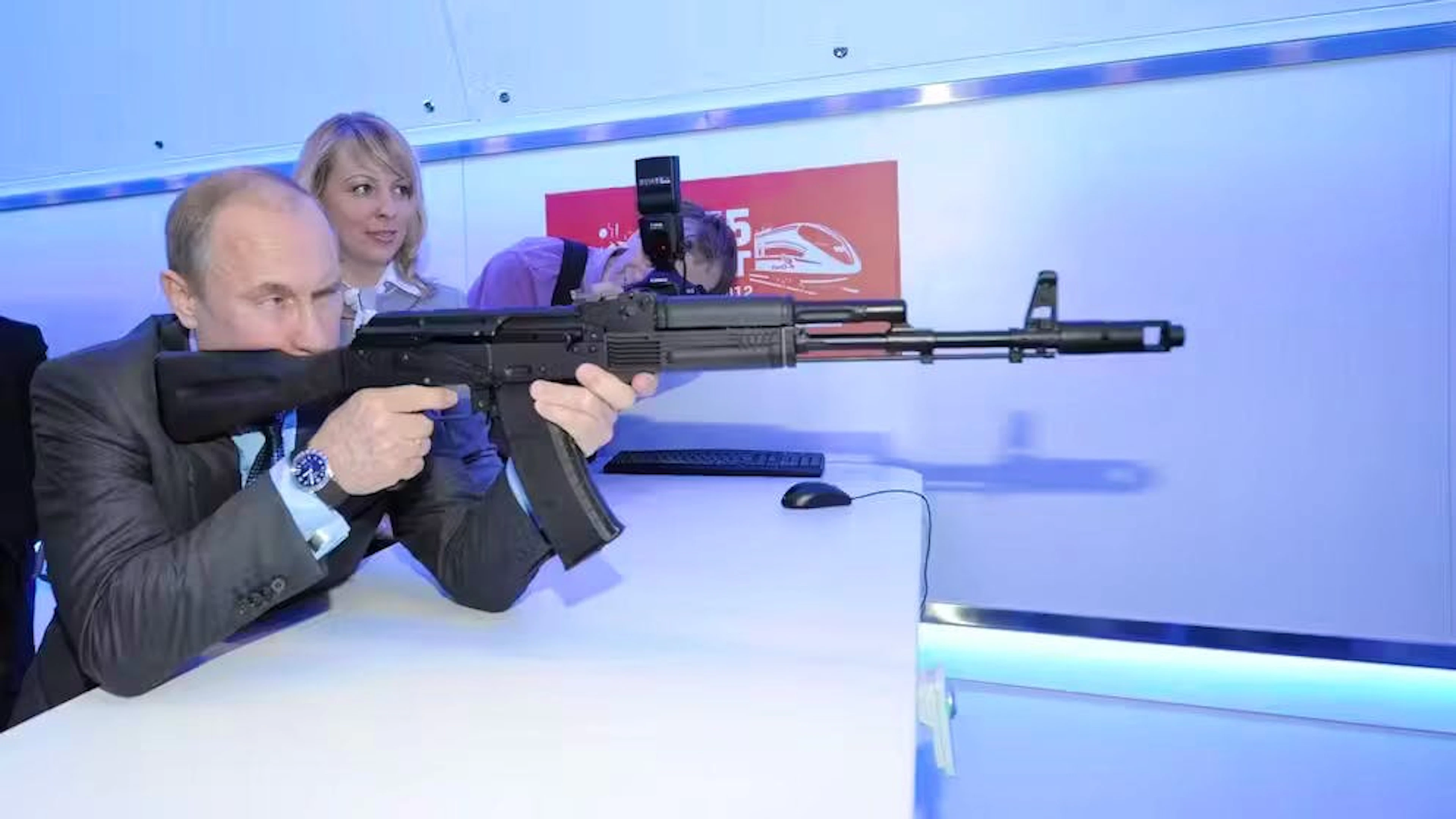 Poutine lors de la visite d'une exposition en 2012. Plus tard, le chef du Kremlin affirmera à un journaliste qu'il ne pardonne aucune trahison. 