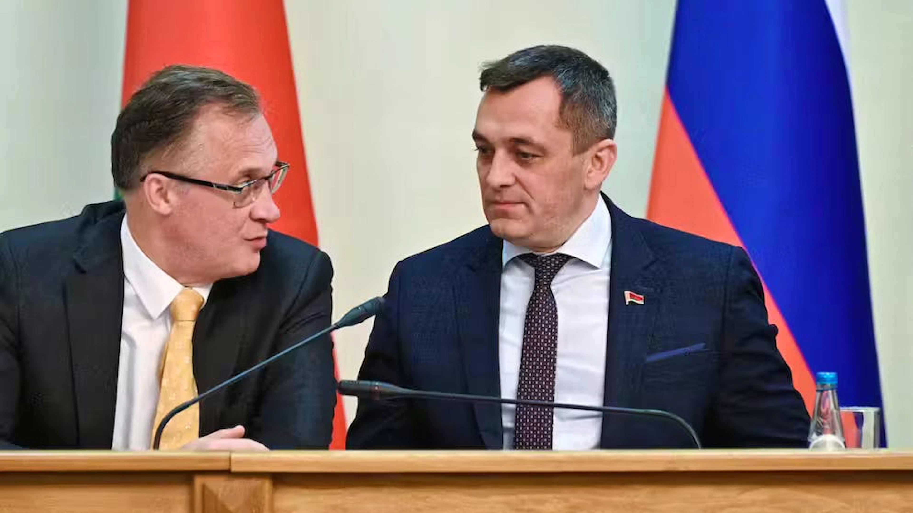 Alexander Subbotin (à d.) en juin 2023. L'ancien haut responsable de la compagnie pétrolière Lukoil est décédé un mois après la prise de cette photo. Selon les médias, il aurait fait appel aux services d'un "chaman" près de Moscou. Il se serait ensuite endormi définitivement dans sa cave.