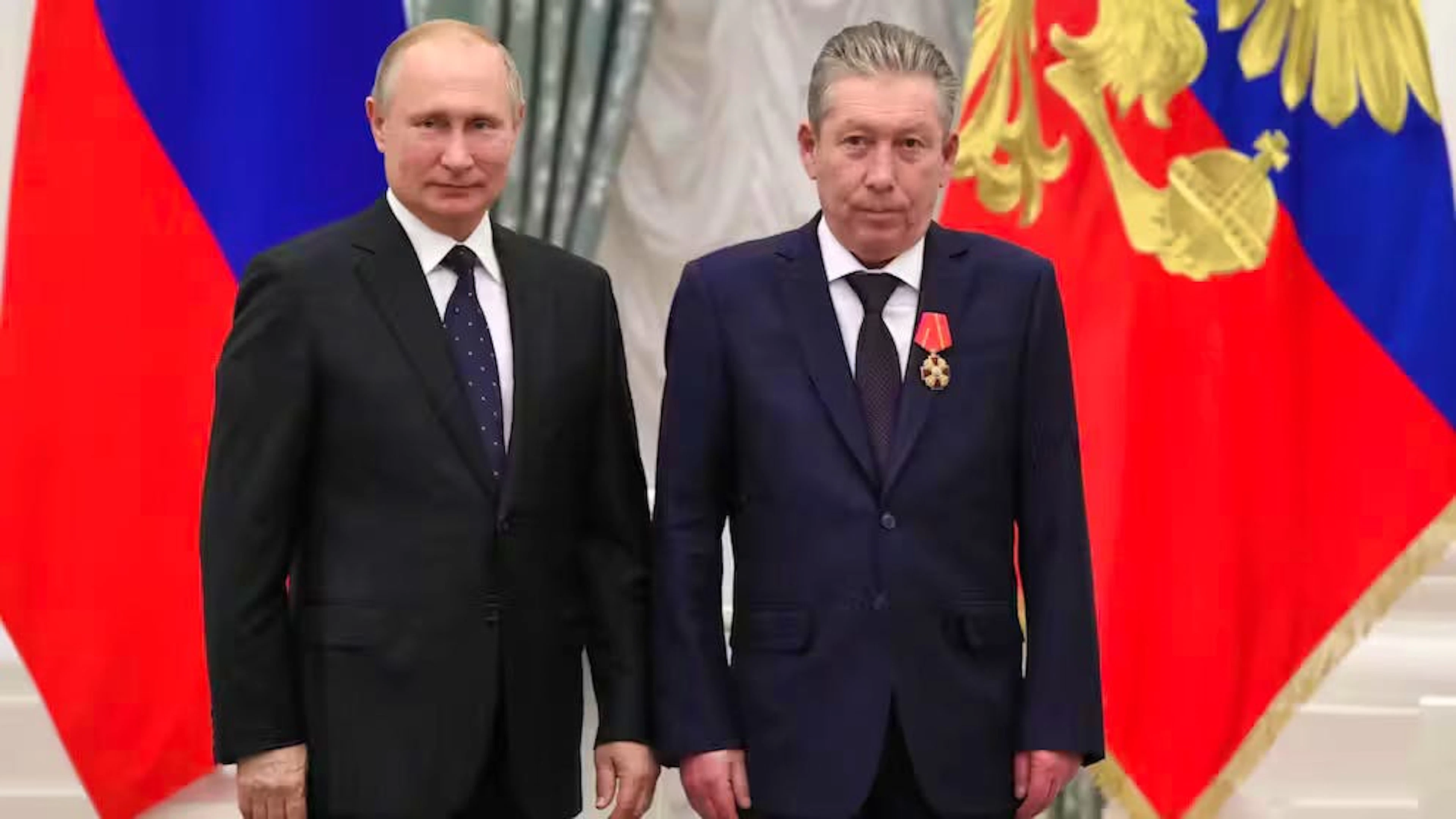 Depuis le début de la guerre en Ukraine, de nombreux responsables du pétrole sont morts, et pas seulement en Russie, mais aussi à l'étranger. C'est le cas de Rawil Maganov (ici décoré par Poutine en 2019). Le directeur de Lukoil, 67 ans, est tombé du sixième étage d'un hôpital pour des raisons inconnues. 