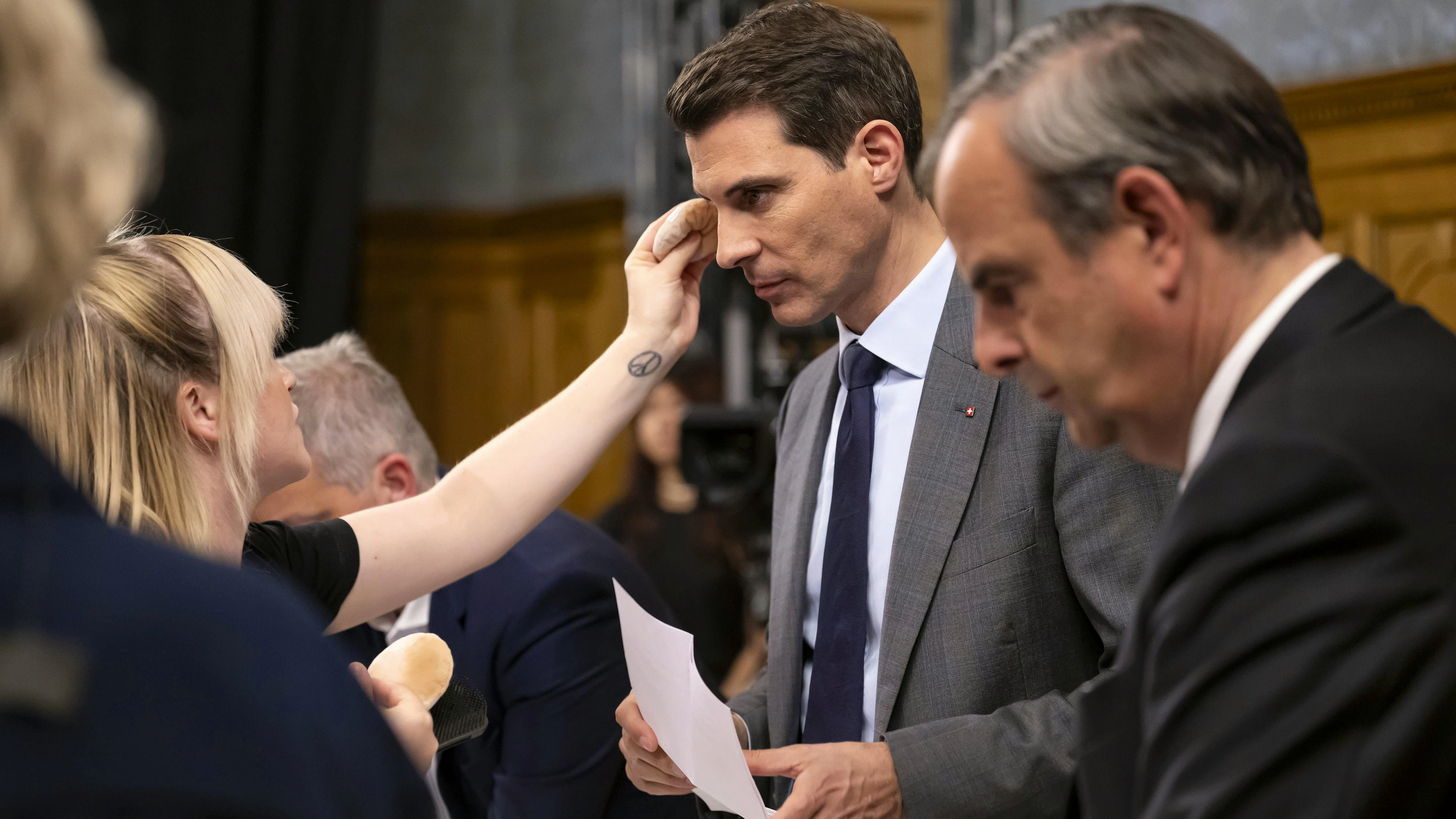 Das Nein-Lager entgegnet, die Vorlage sei viel zu teuer und die Finanzierung ungeklärt. Im Bild: die Parteichefs von FDP und Mitte, Thierry Burkart (l.) und Gerhard Pfister.