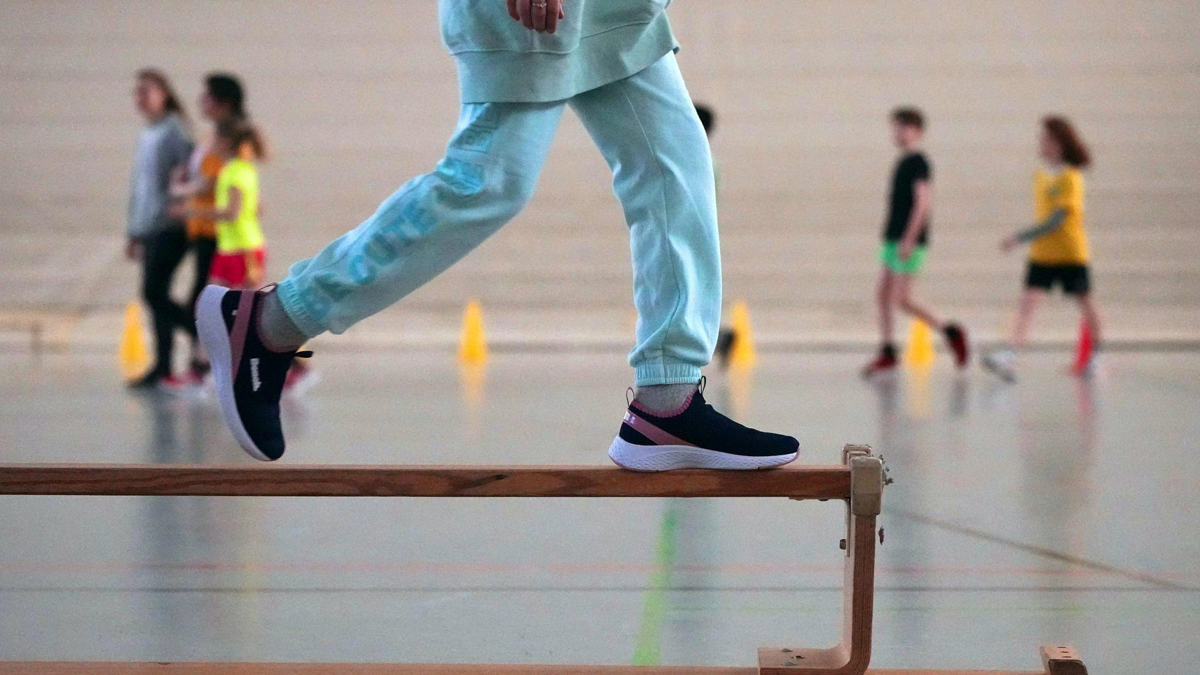 Bund und Kantone prüfen laut «SonntagsZeitung», das obligatorische Schulsportpensum von mindestens drei Wochenlektionen abzuschaffen.