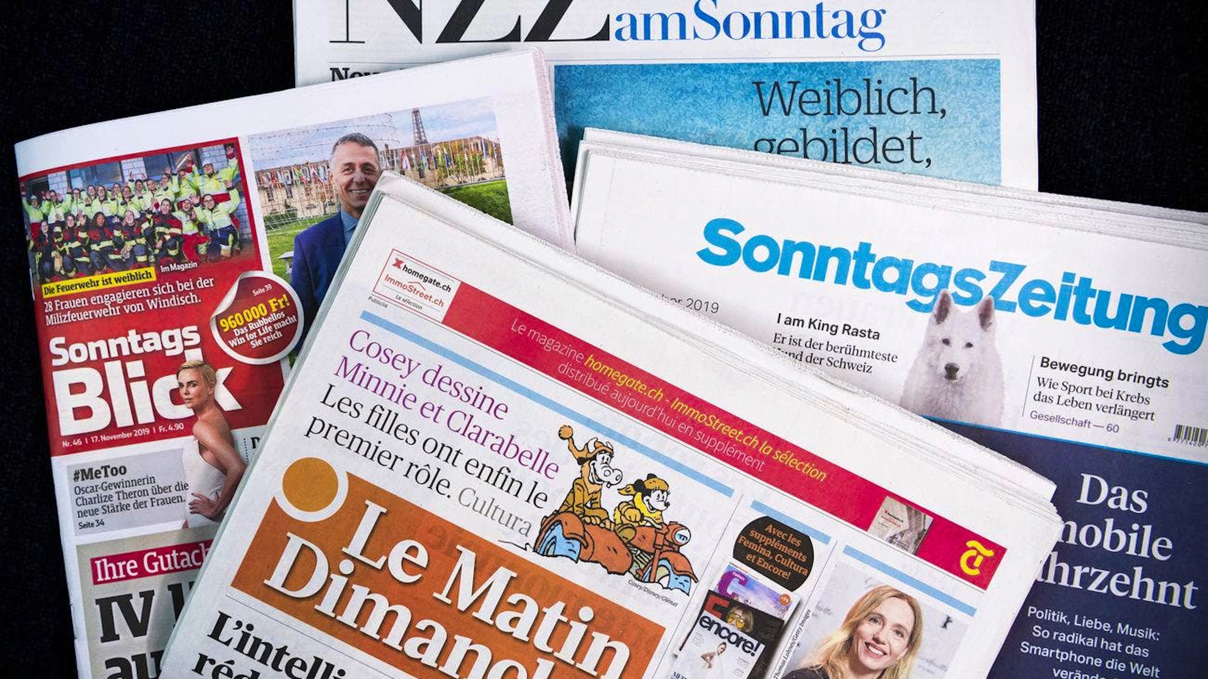 Une vue sur les quatre exemplaires des journaux du dimanche, avec la Sonntags Zeitung, le Sonntags Blick, Le Matin Dimanche et la NZZ am Sonntag, a l'occasion de la revue de presse le dimanche 17 novembre 2019 a Lausanne. (KEYSTONE/Jean-Christophe Bott)