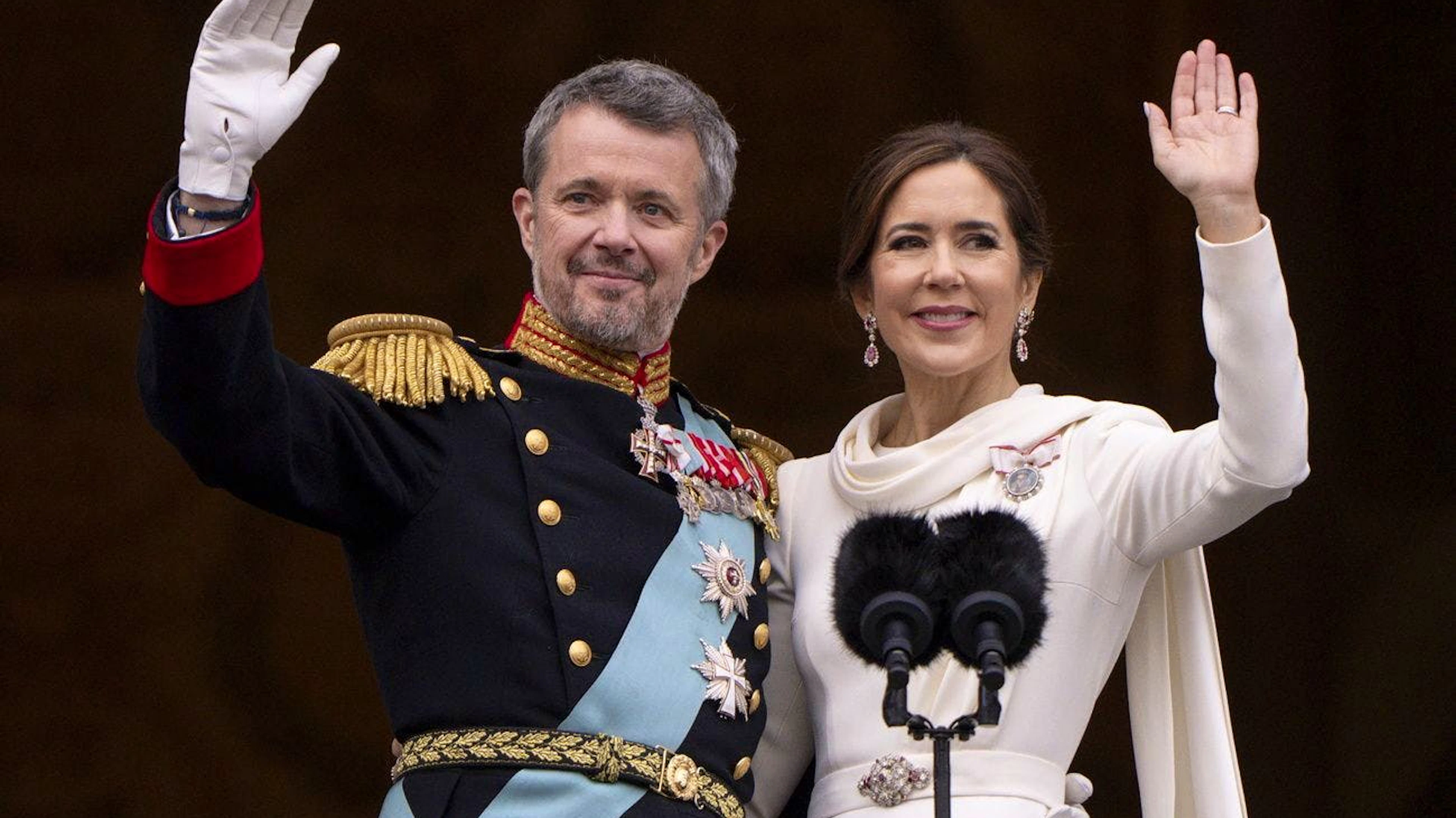 König Frederik X. und Königin Mary winken bei der Proklamation am 14. Januar 2024 vom Balkon von Schloss Christiansborg dem Volk zu.