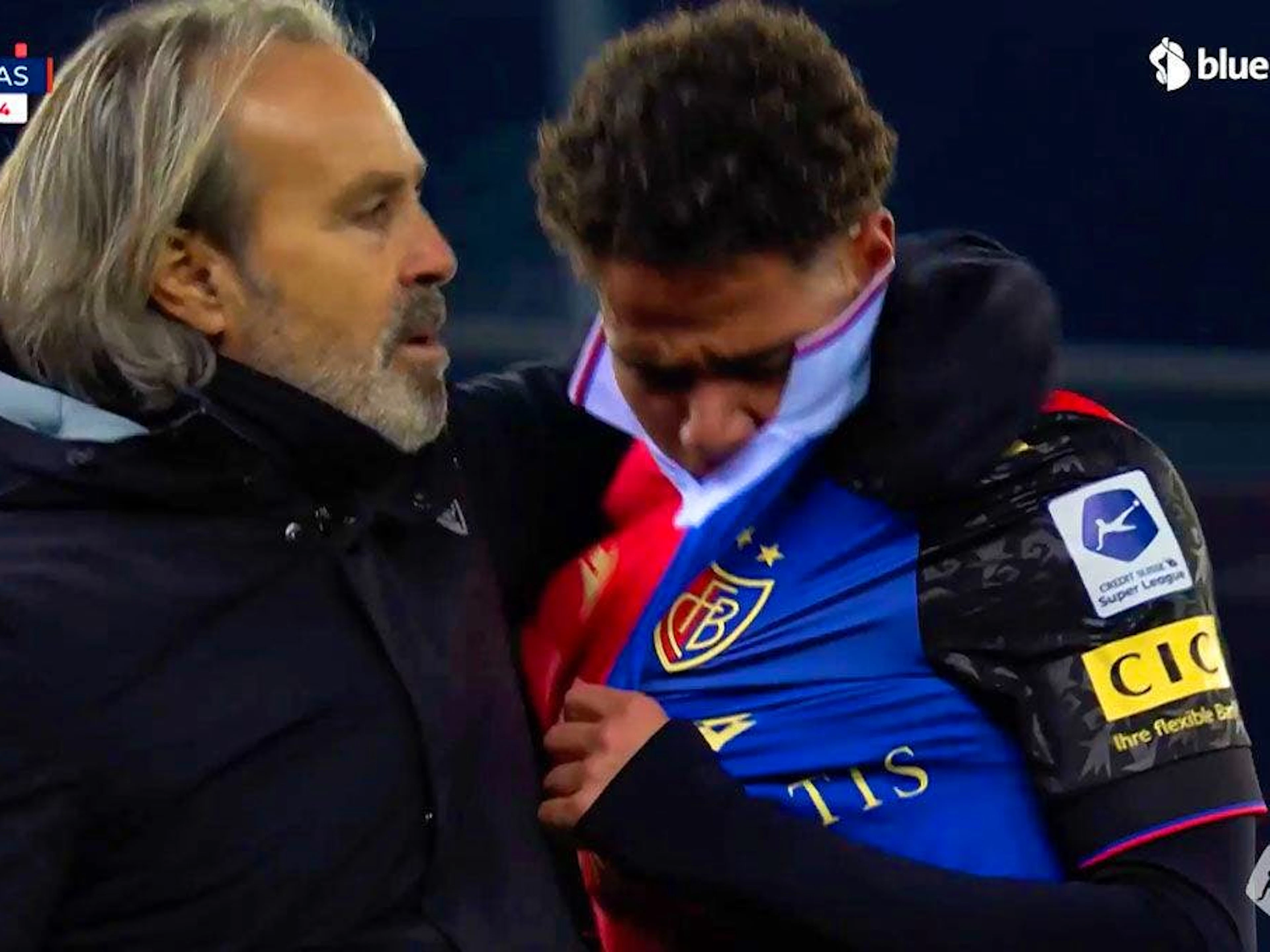 Der damalige Assistenztrainer Martin Rueda tröstet den völlig aufgelösten Beney.