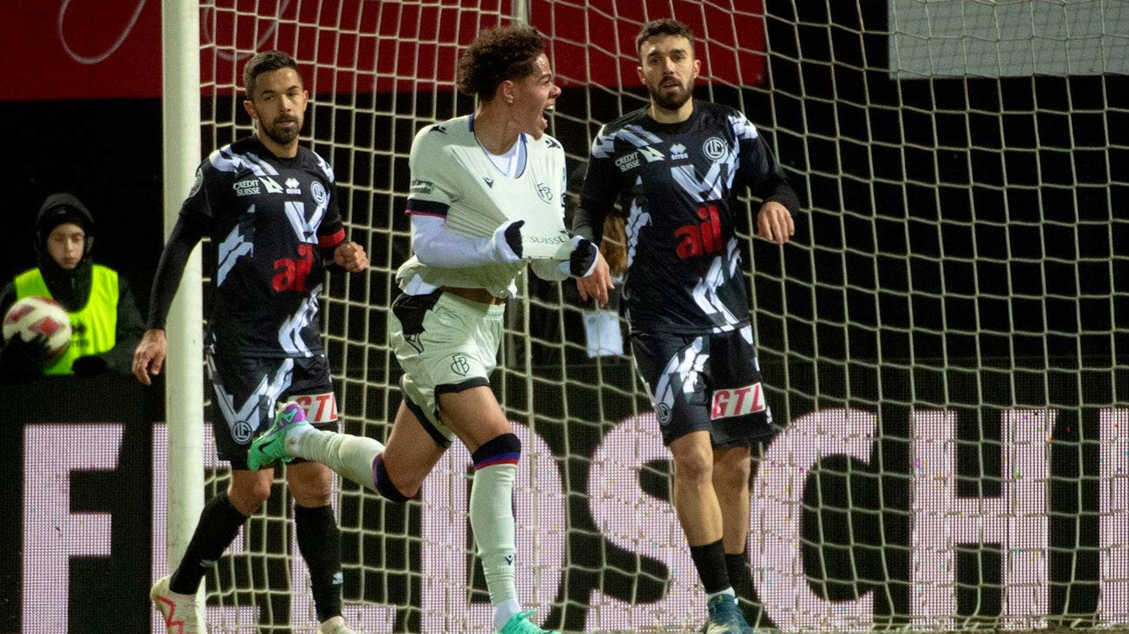 Romeo Beney feiert am 6. Dezember 2023 gegen Lugano sein erstes Tor in der Super League.