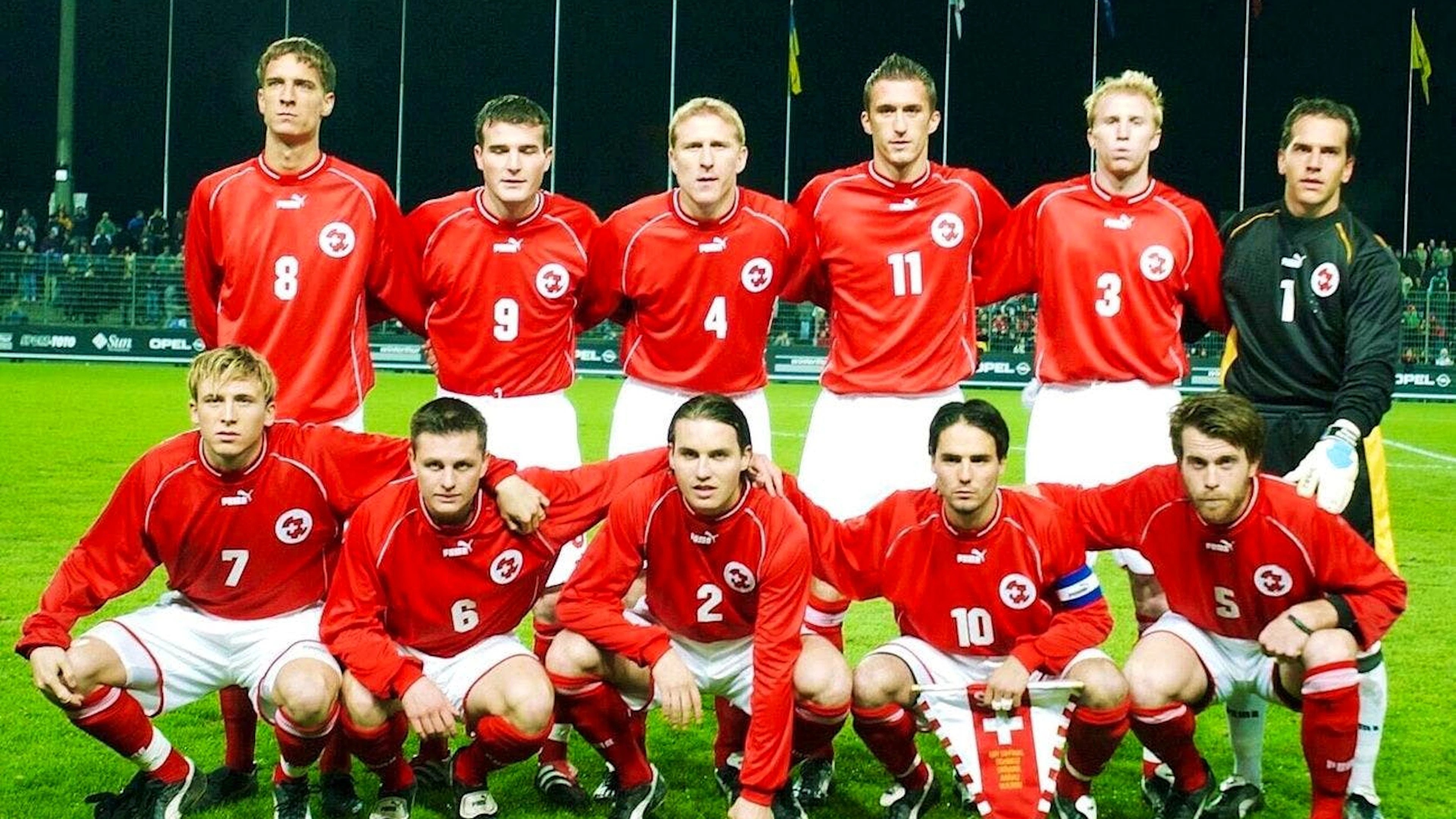 Papi Nicolas Beney ist im 2001 der Goalie unserer erfolgreichen U-21-Nati mit Reto Zanni, Alex Frei, Stephane Grichting, Johan Berisha, Ludovic Magnin, Nicolas Beney (o. vl), und Daniel Gygax, Roman Friedli, Remo Meyer, Ricardo Cabanas und Stephan Keller, (u. vl.)