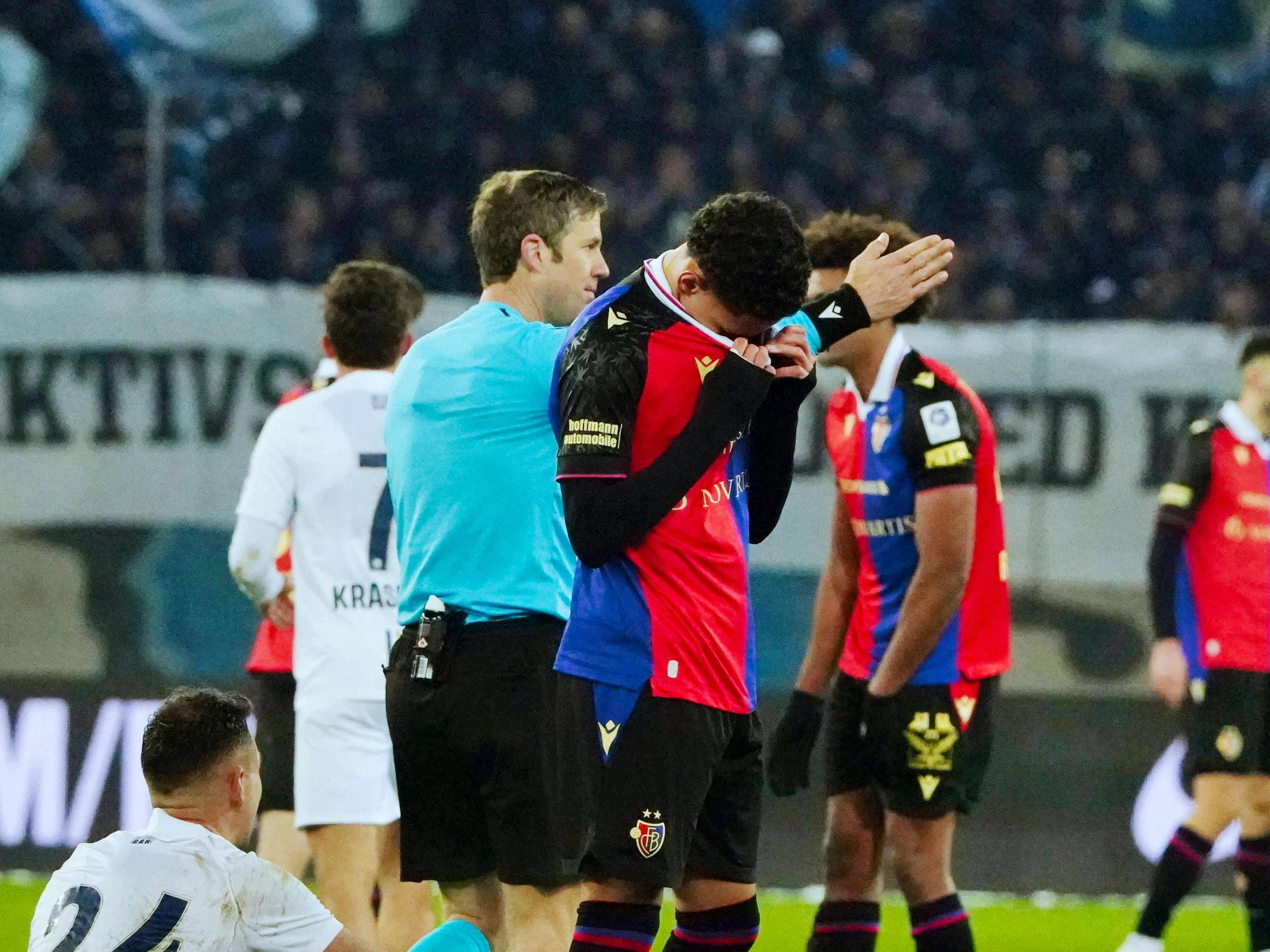 Tragischer Held im Januar 2024: FCB-Shootingstar Romeo Beney kann die Tränen nach seinem ungerechten Platzverweis nicht mehr zurückhalten.